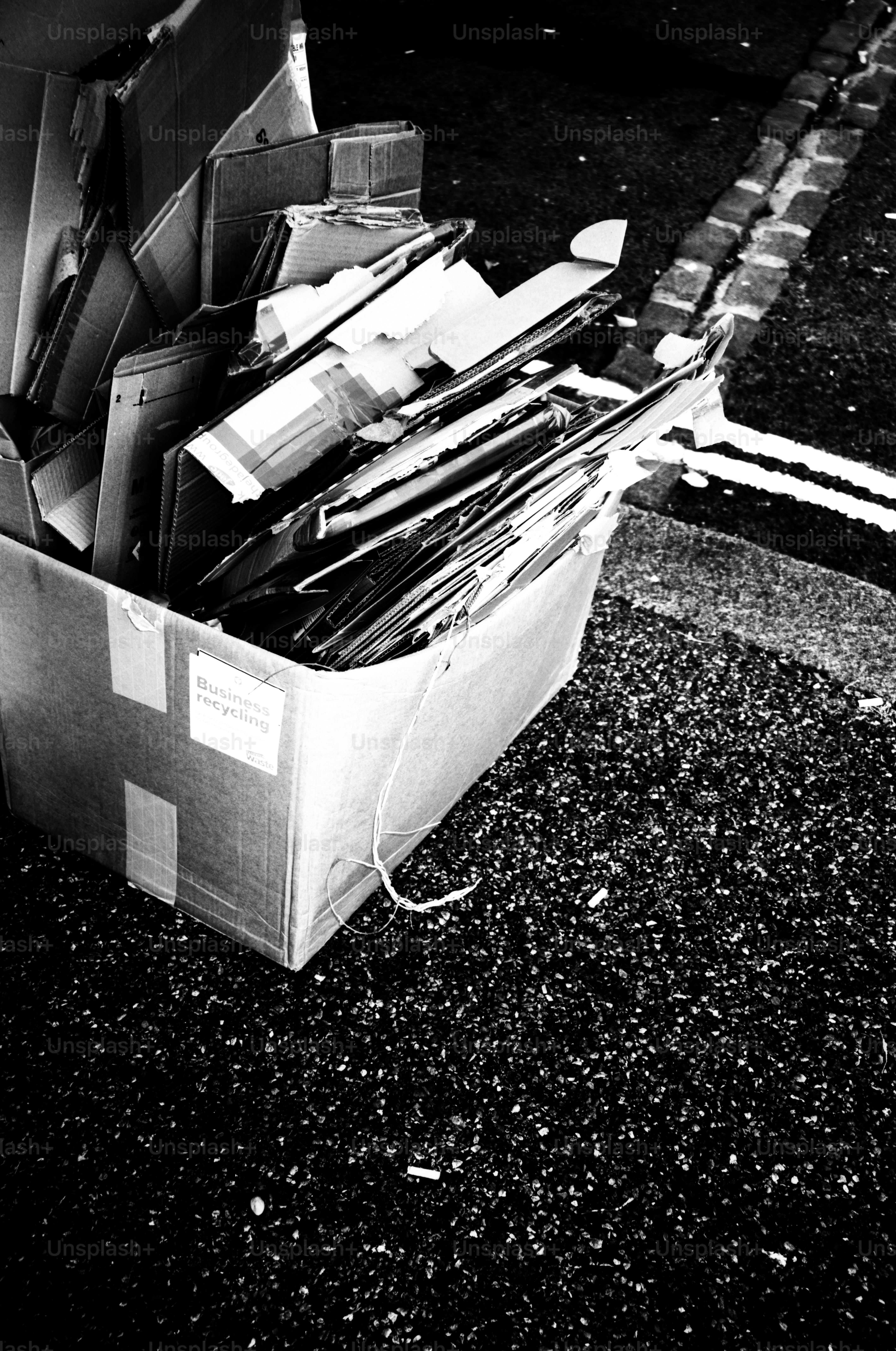 길거리의 쓰레기통에 쌓인 골판지 상자. 사진 – Unsplash의 텍스처 이미지, image size:3000x4524