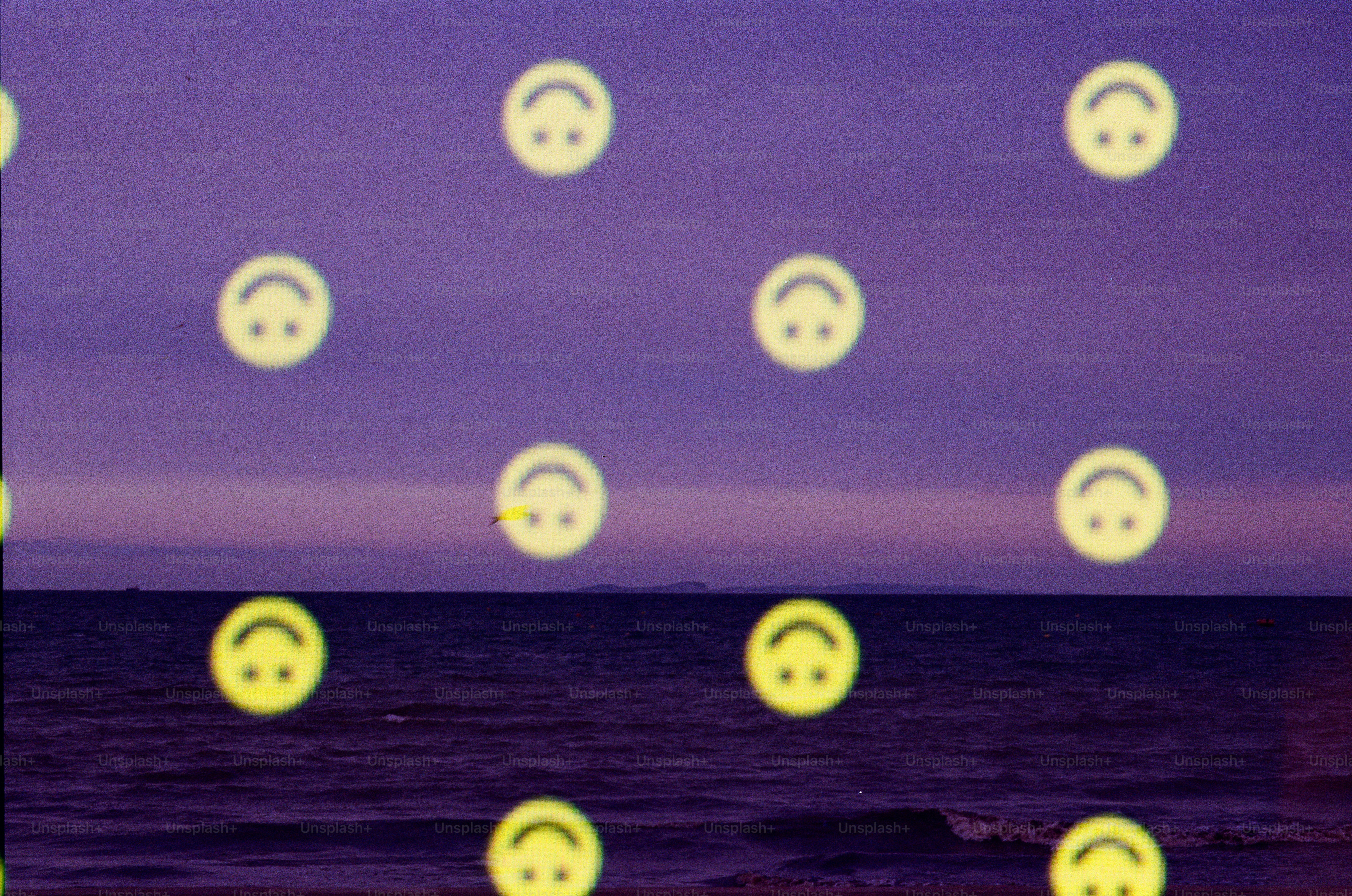 Faccine sorridenti a testa in giù sull'oceano al crepuscolo