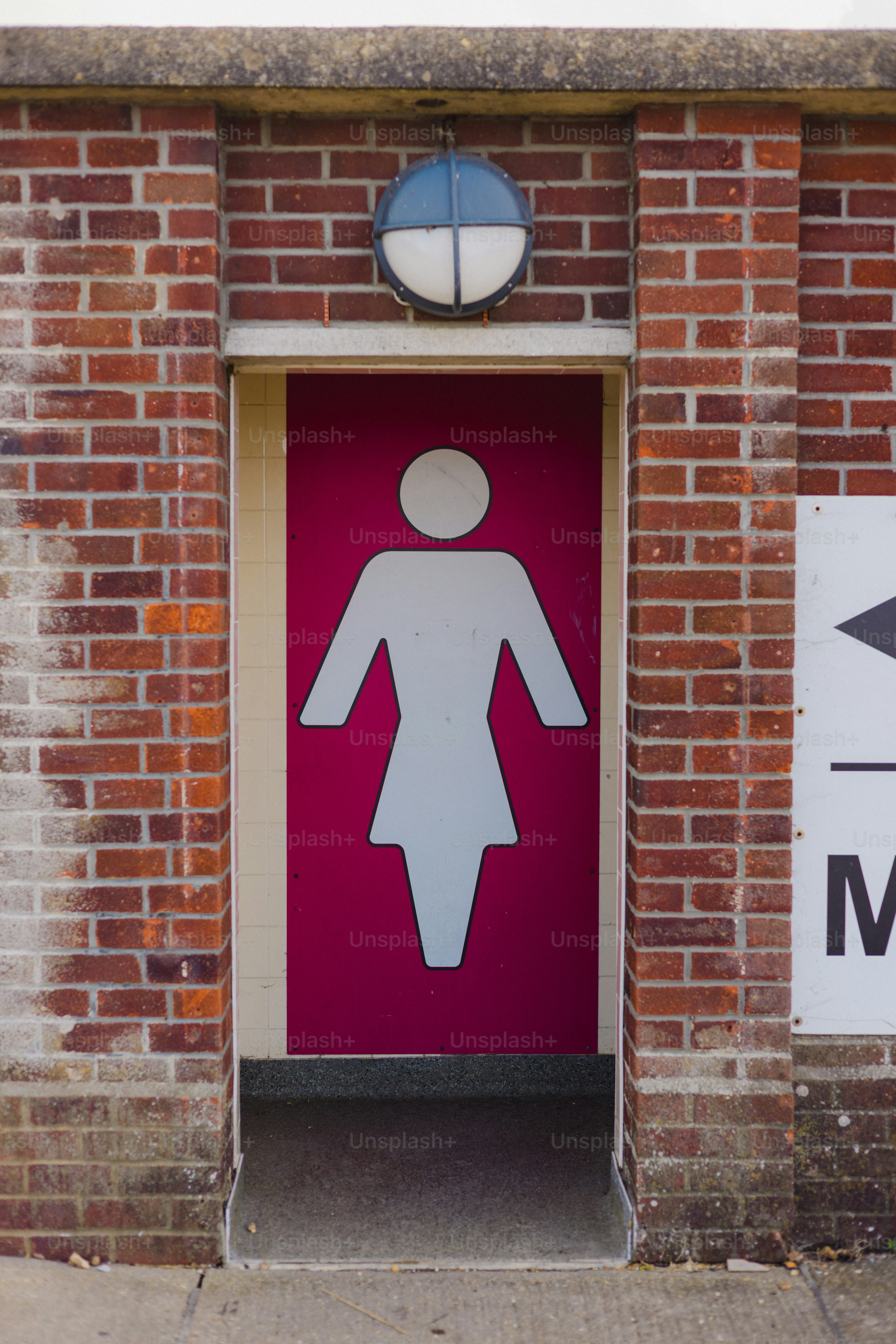 レンガの壁の女性用トイレのドア