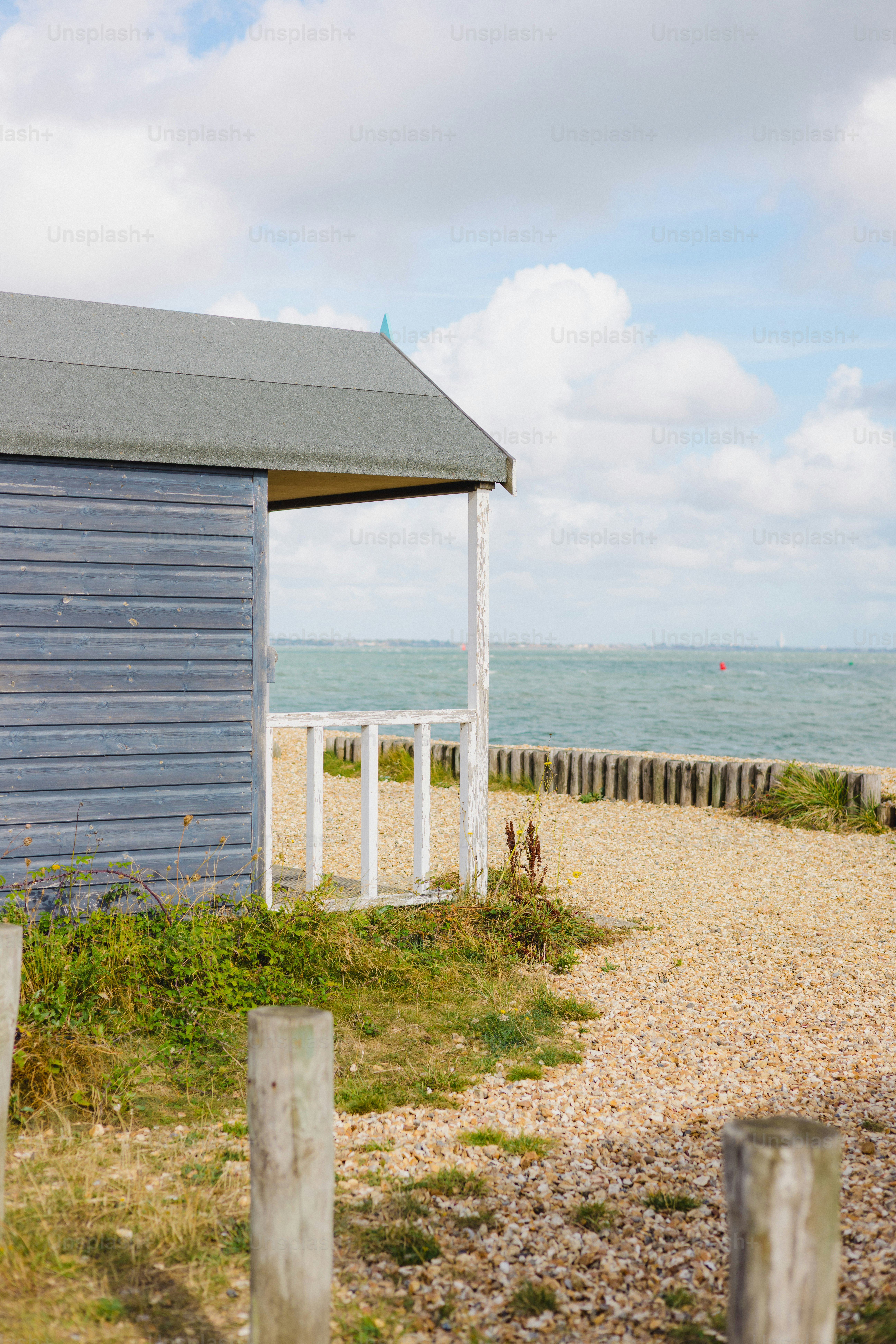 Cabane de plage en bois au bord de la mer par une journée ensoleillée