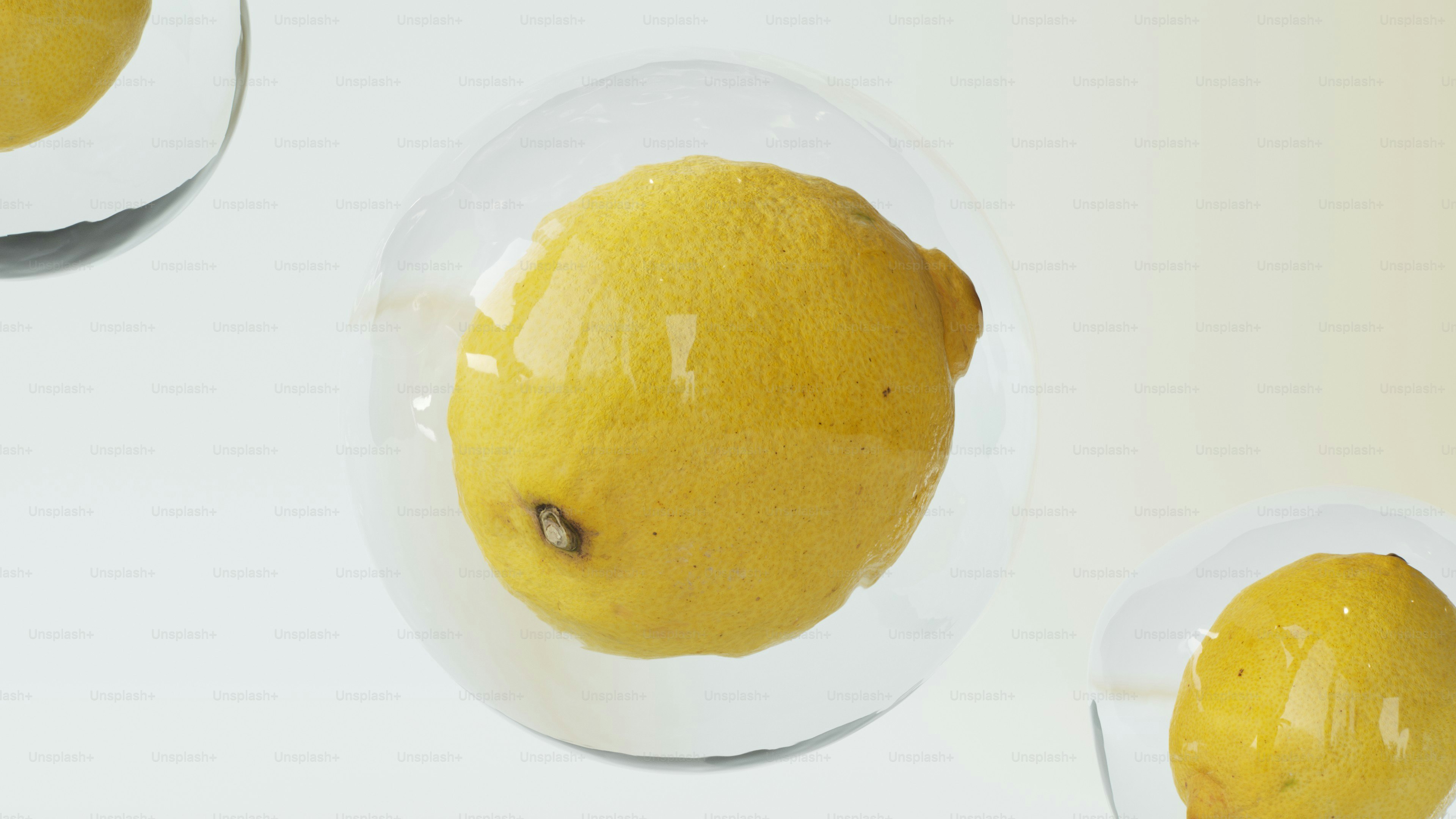 Um limão inteiro em uma bolha transparente.