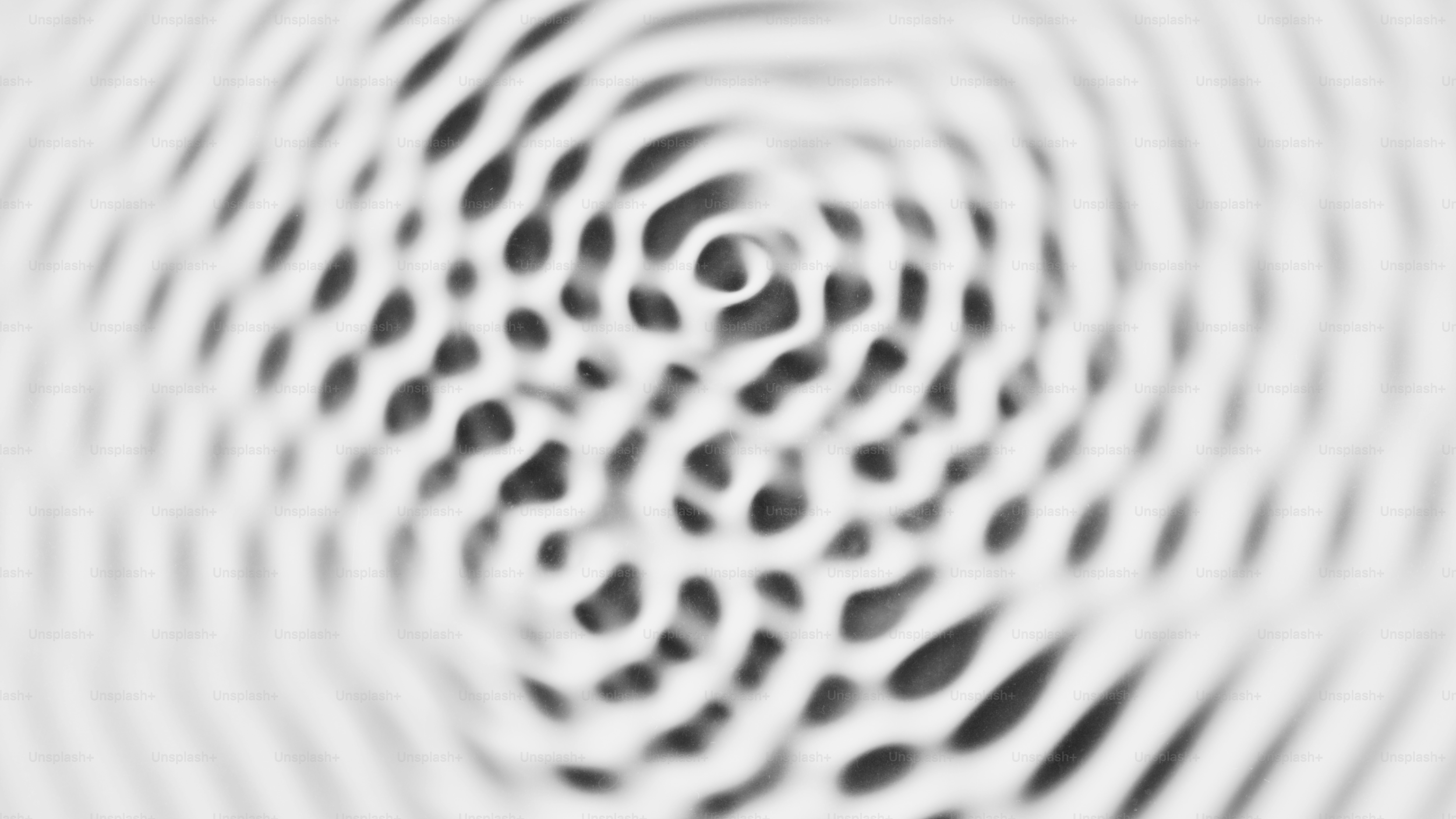 Ondulations concentriques sur une surface sombre