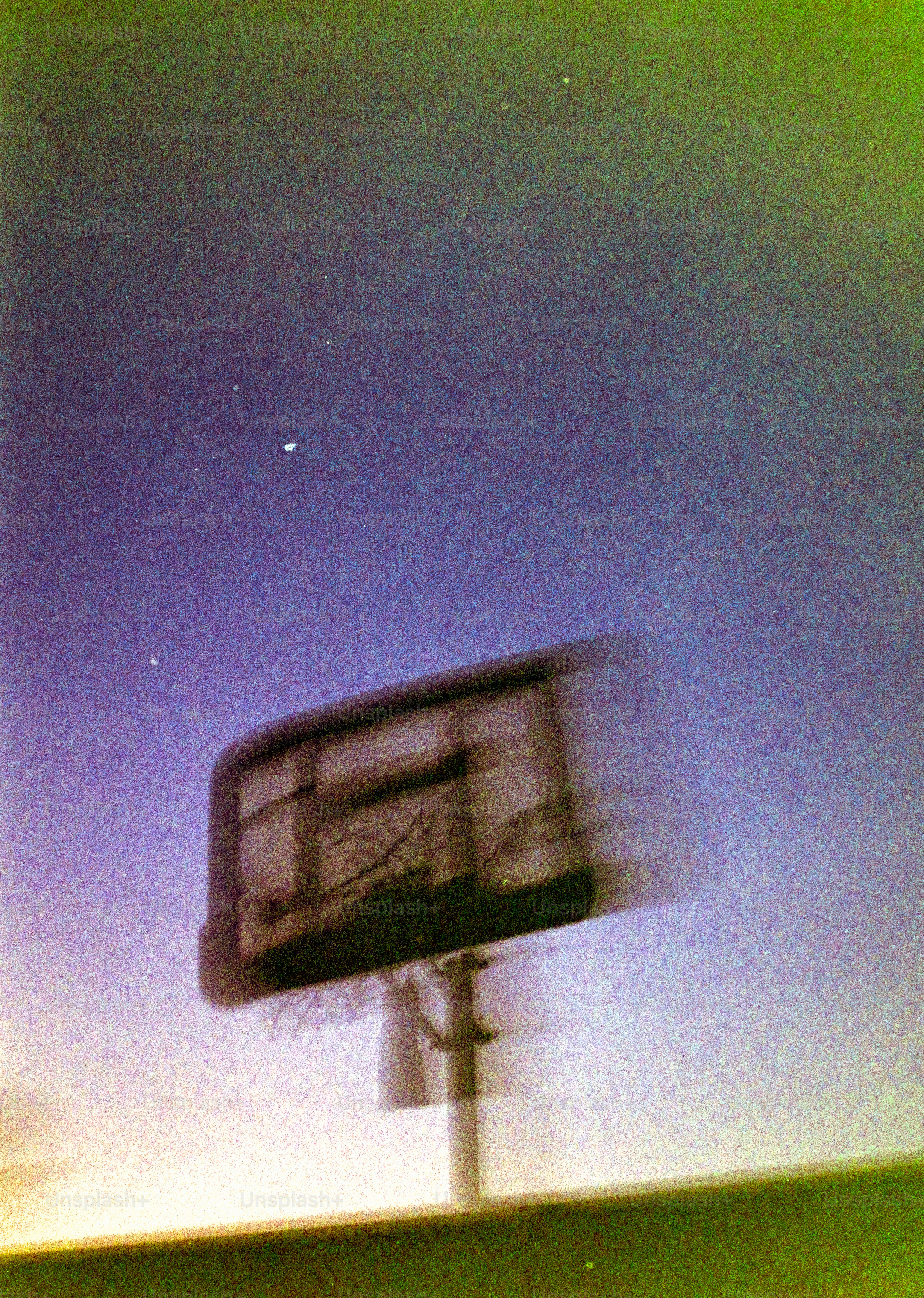 Aro de baloncesto borroso contra un cielo degradado