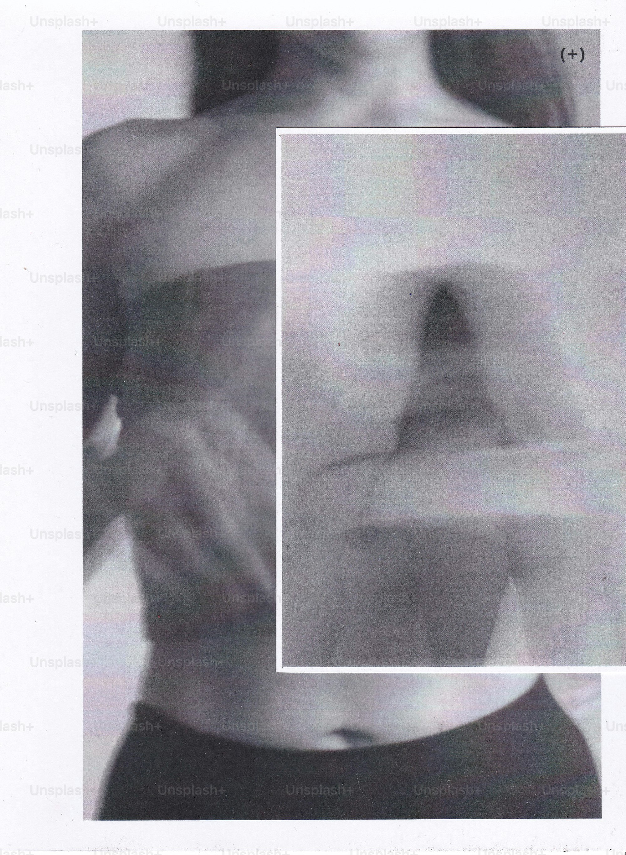 Primer plano de un torso humano con un escáner médico insertado.