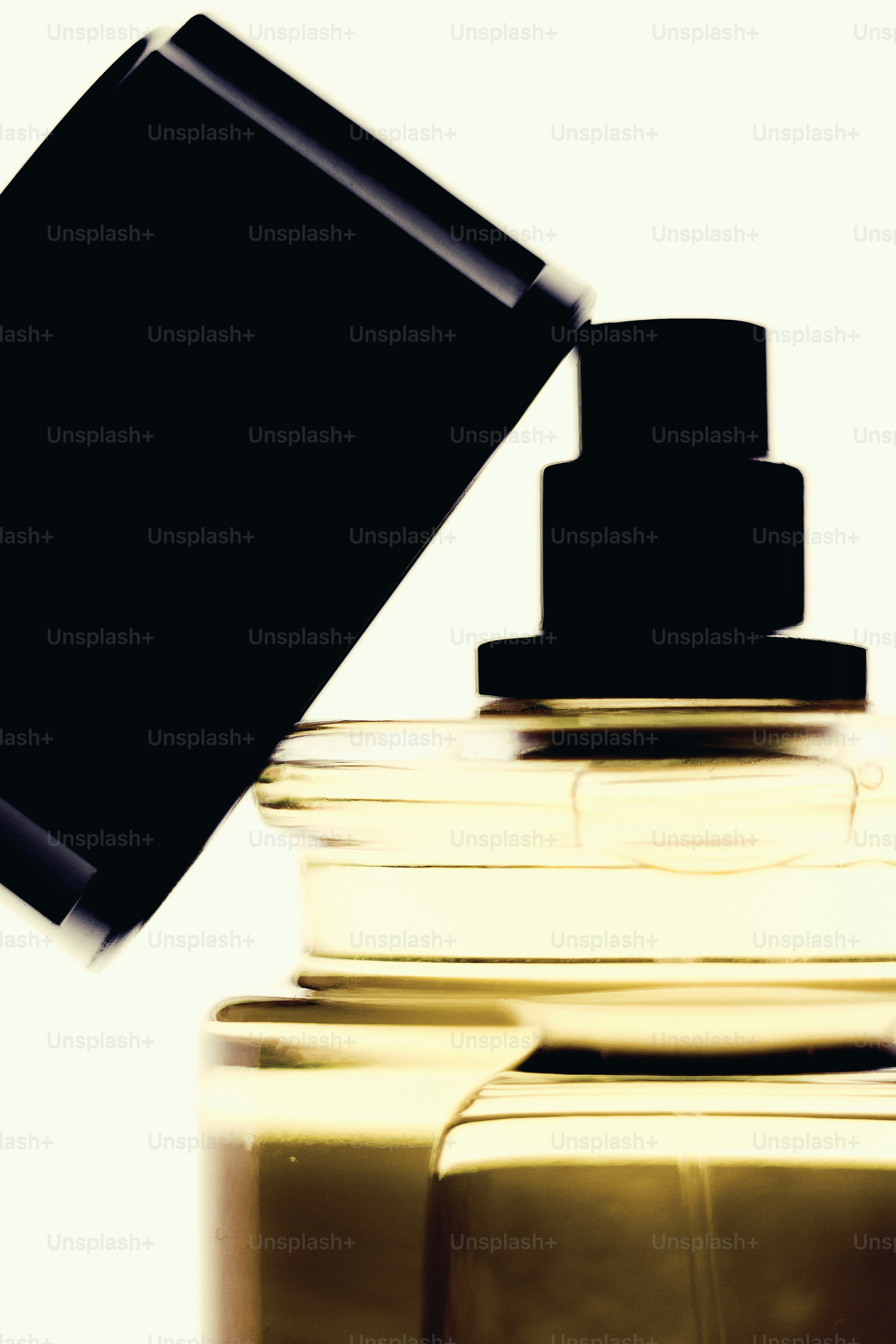 Un tappo nero aleggia su una bottiglia di profumo