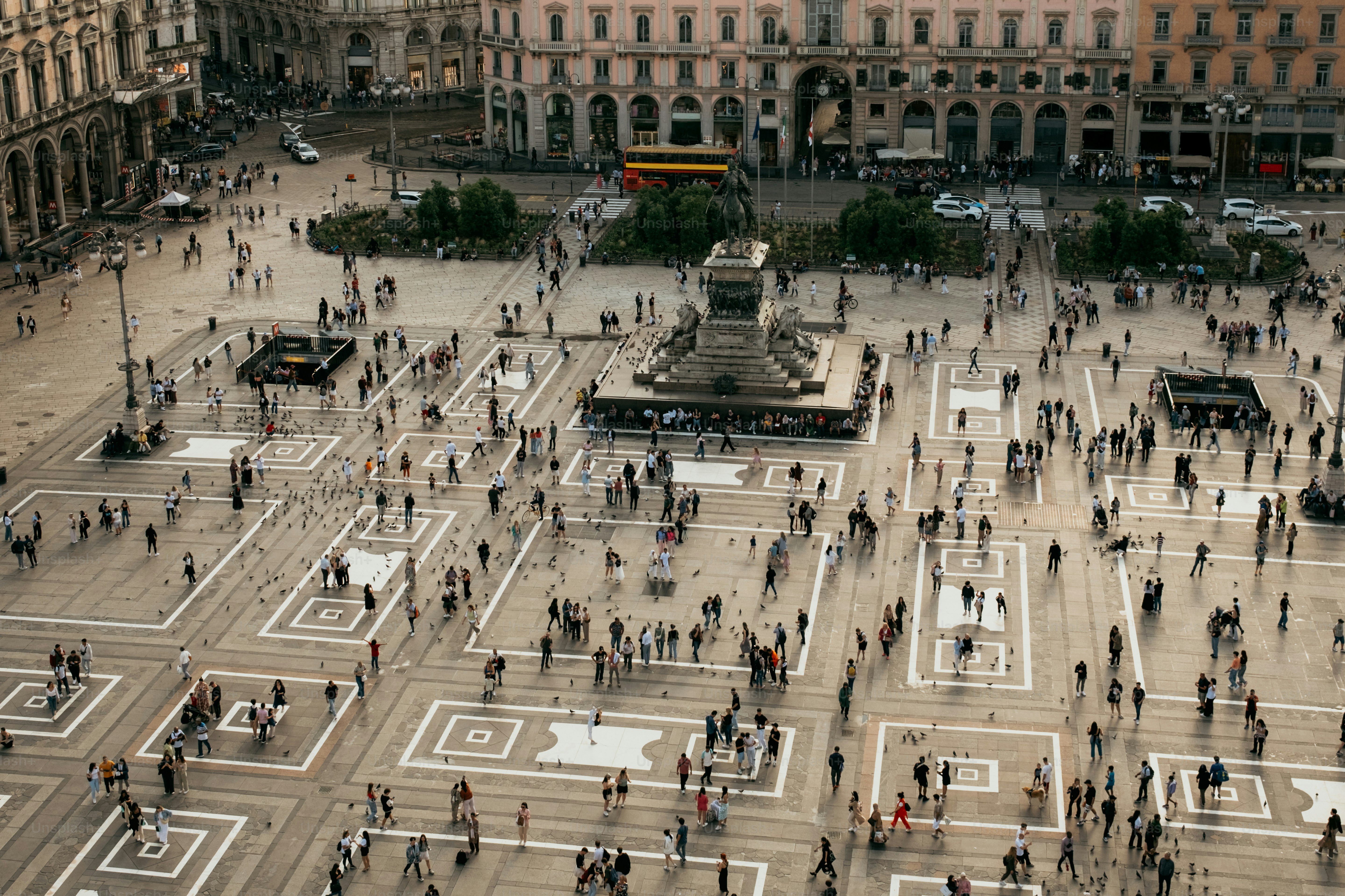 크고 화려한 유럽 광장을 걷는 사람들. 사진 – Unsplash의 여행하다 이미지, image size:3000x2000