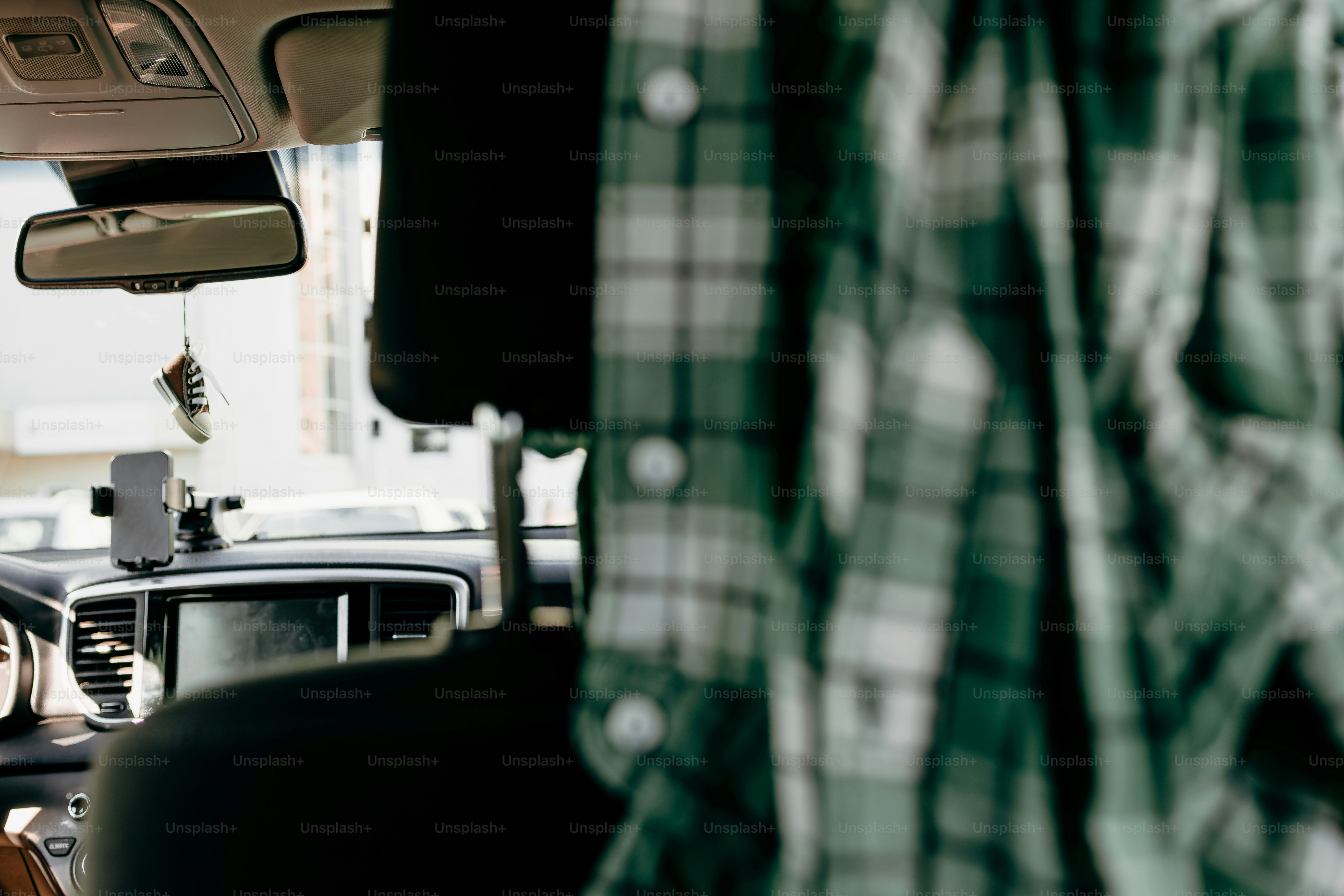 Camisa a cuadros colgada en el interior de un automóvil