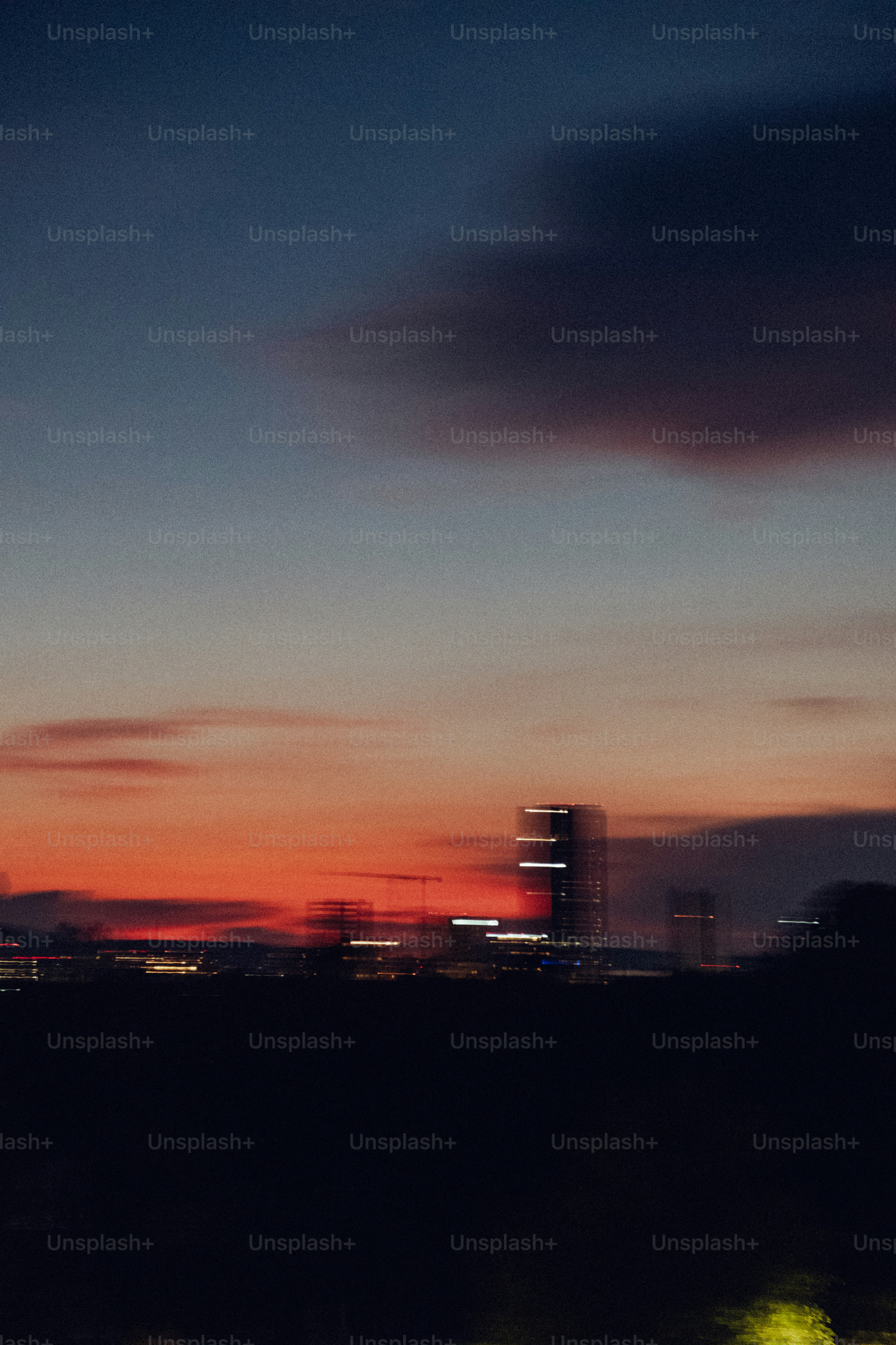 Paysage urbain flou au coucher du soleil avec un ciel vibrant