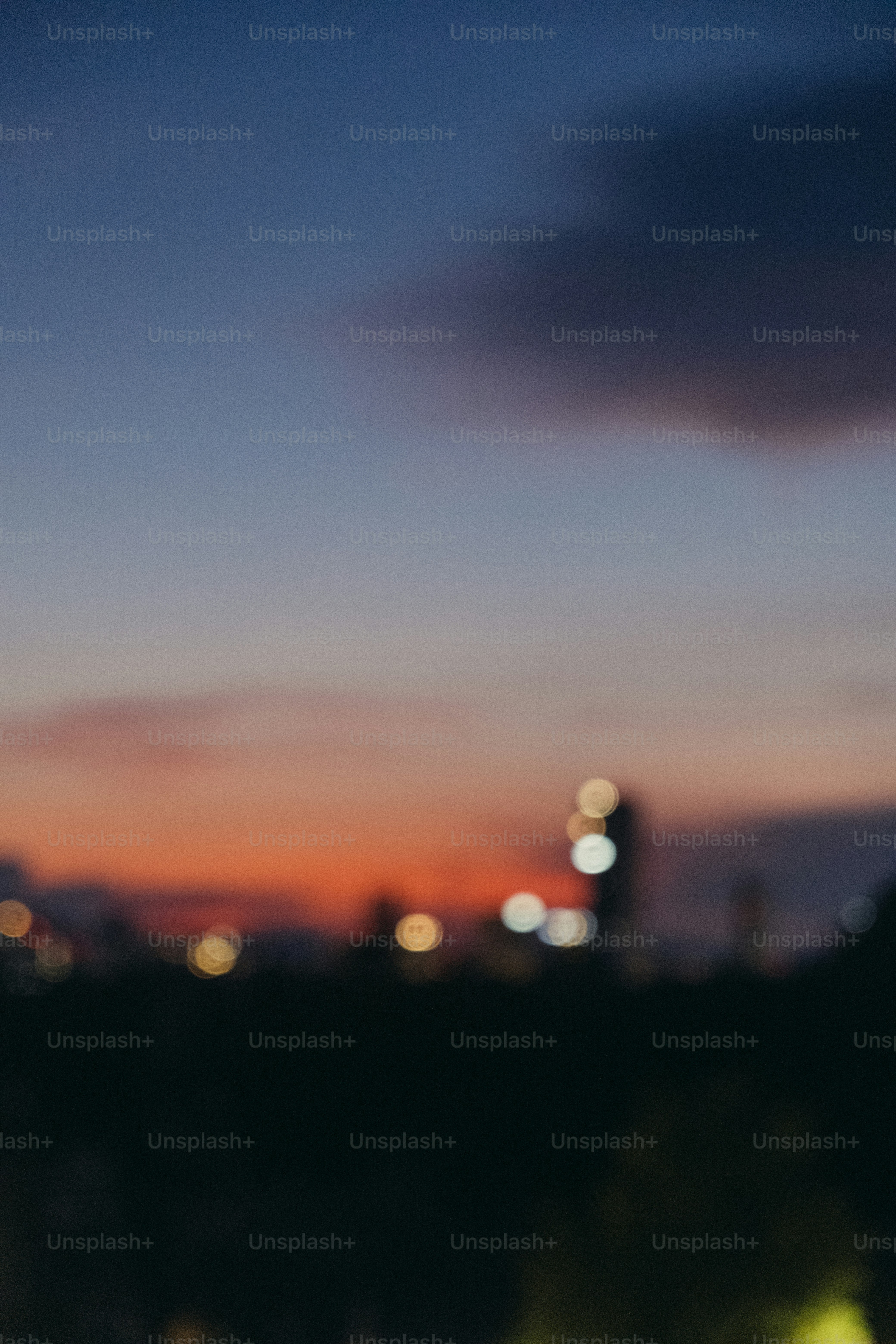 Luzes borradas da paisagem urbana ao anoitecer com céu colorido