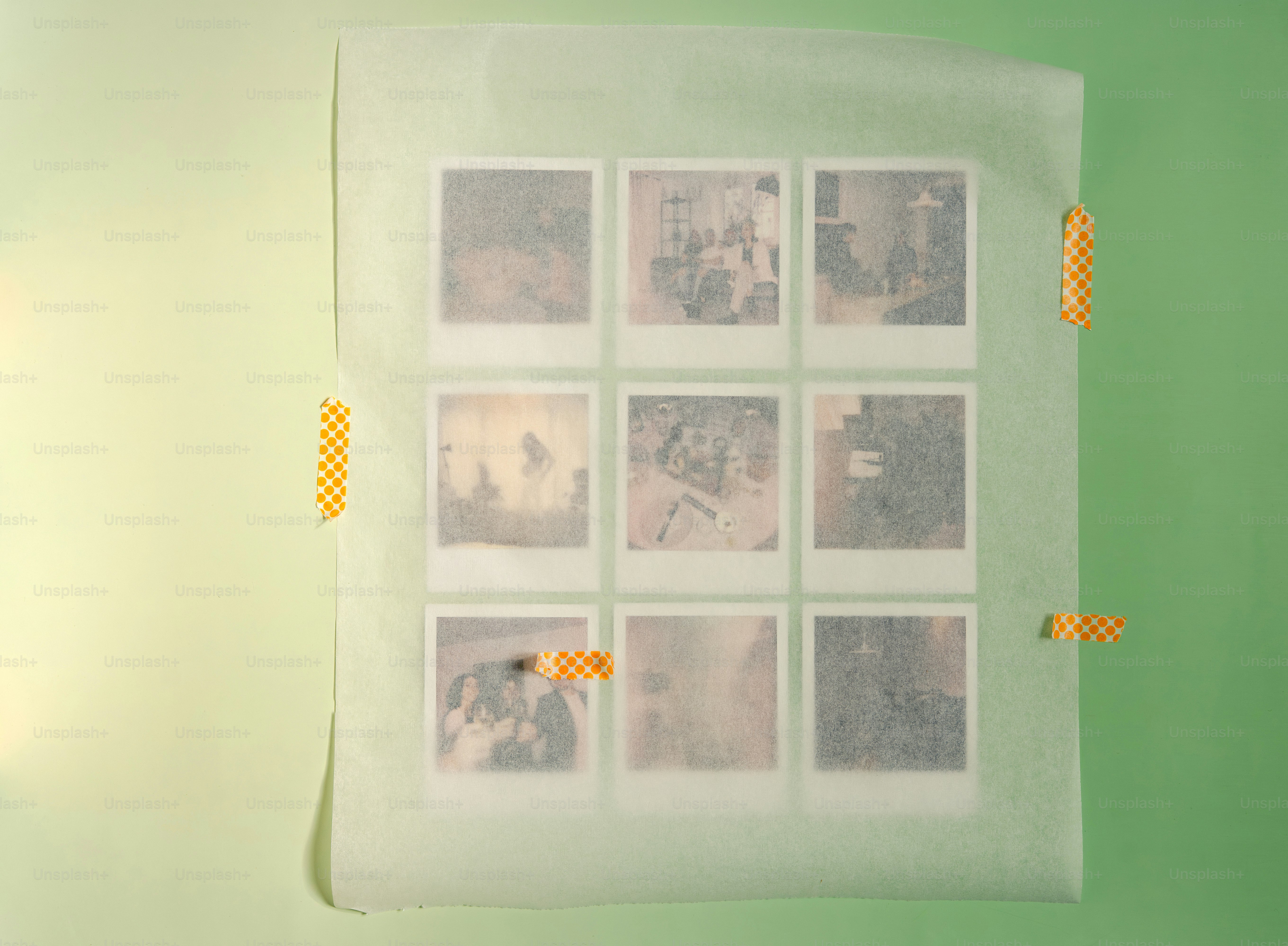 Sembilan foto vintage disusun dengan latar belakang hijau muda