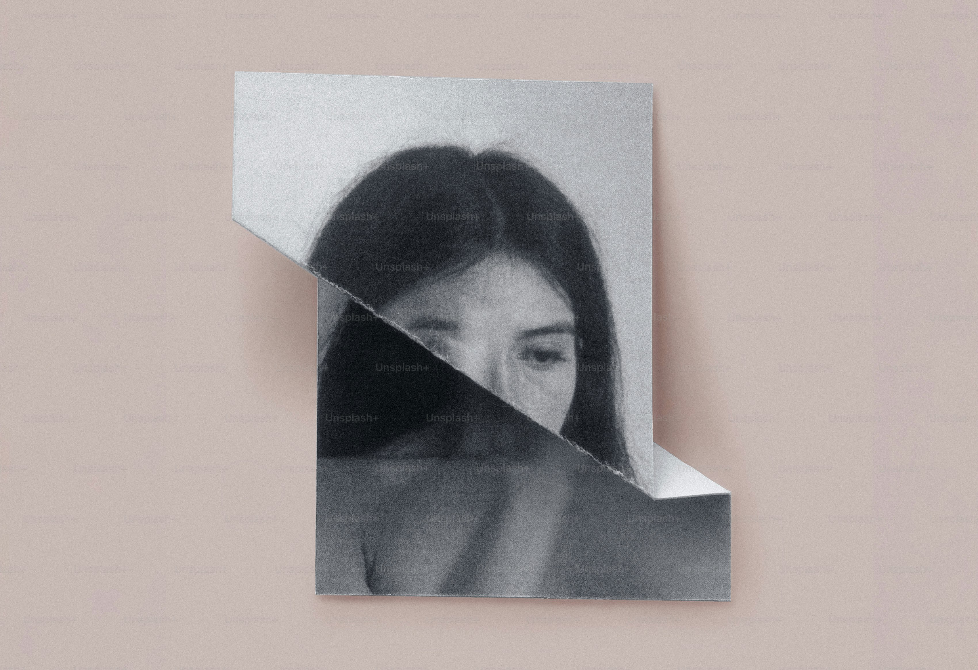 Portrait en noir et blanc d’un visage de femme
