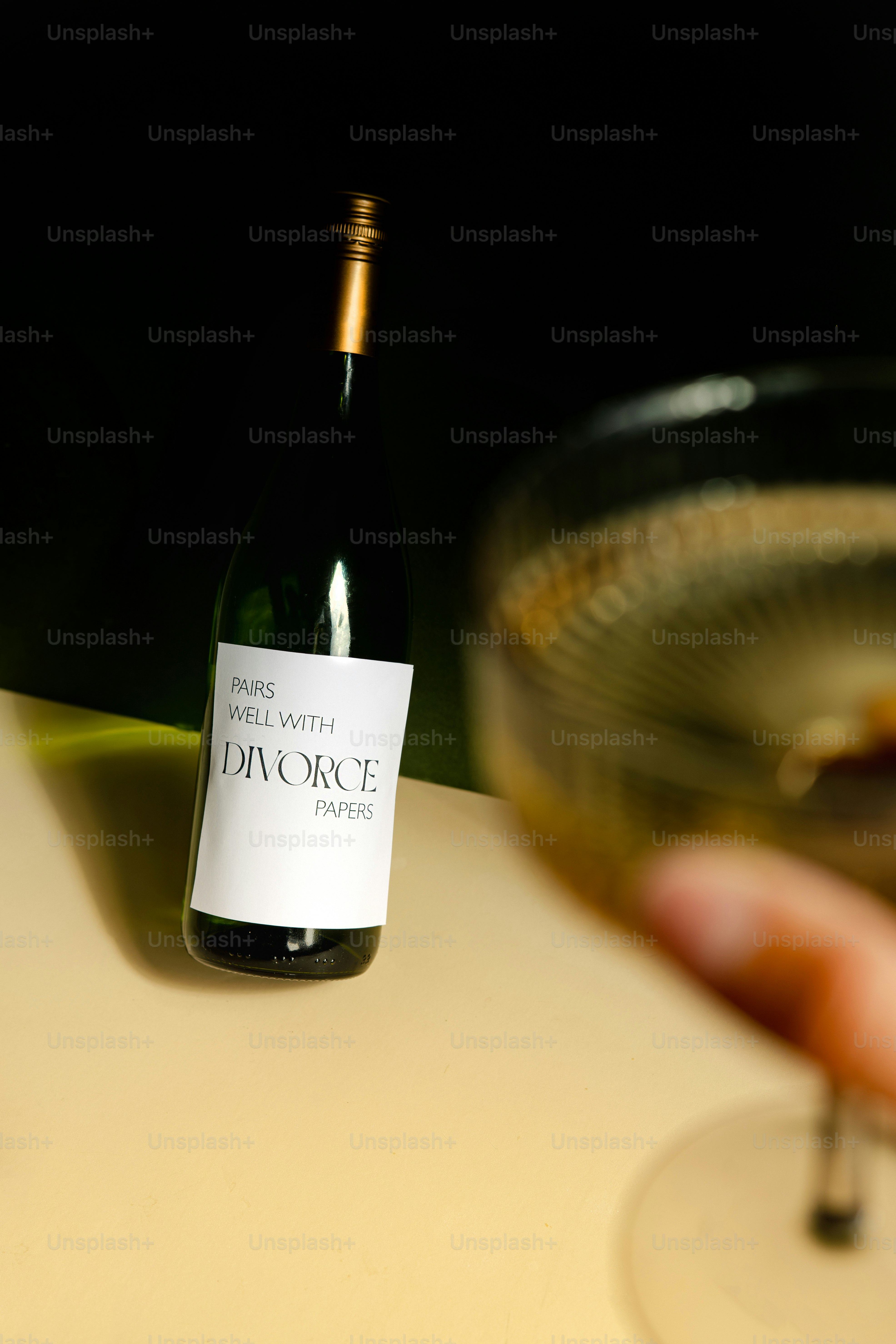 Bottiglia di vino con etichetta dei documenti di divorzio.