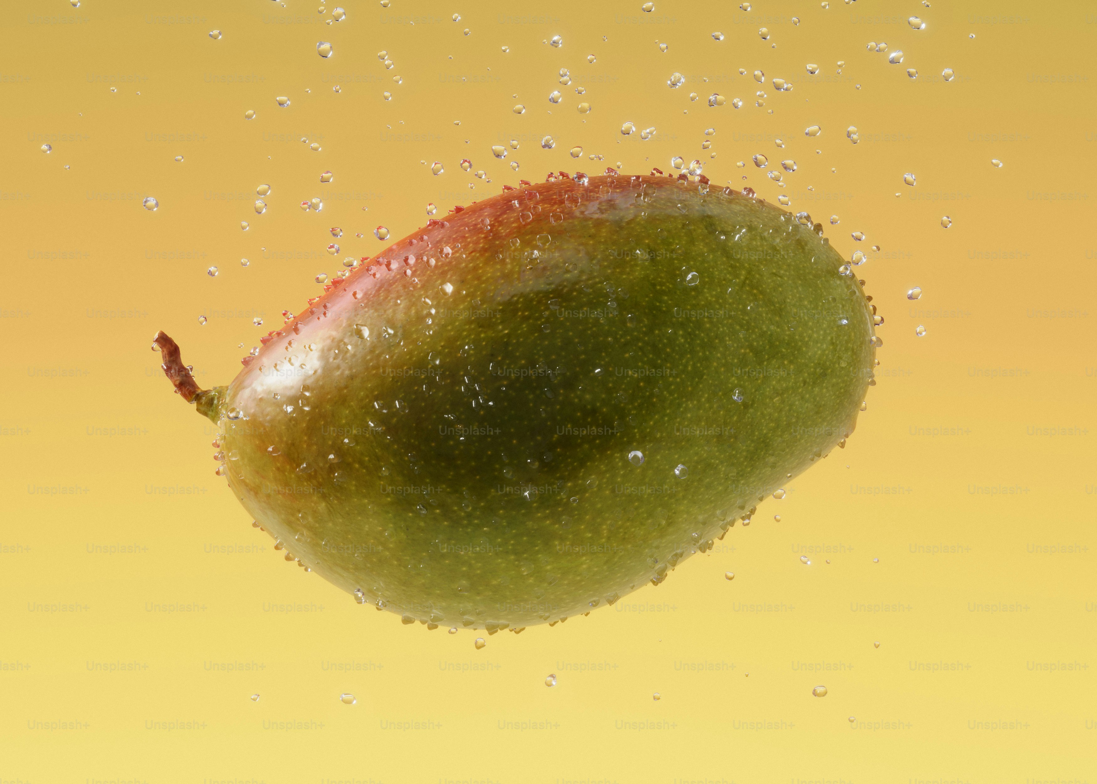 Un mango sumergido en agua con burbujas