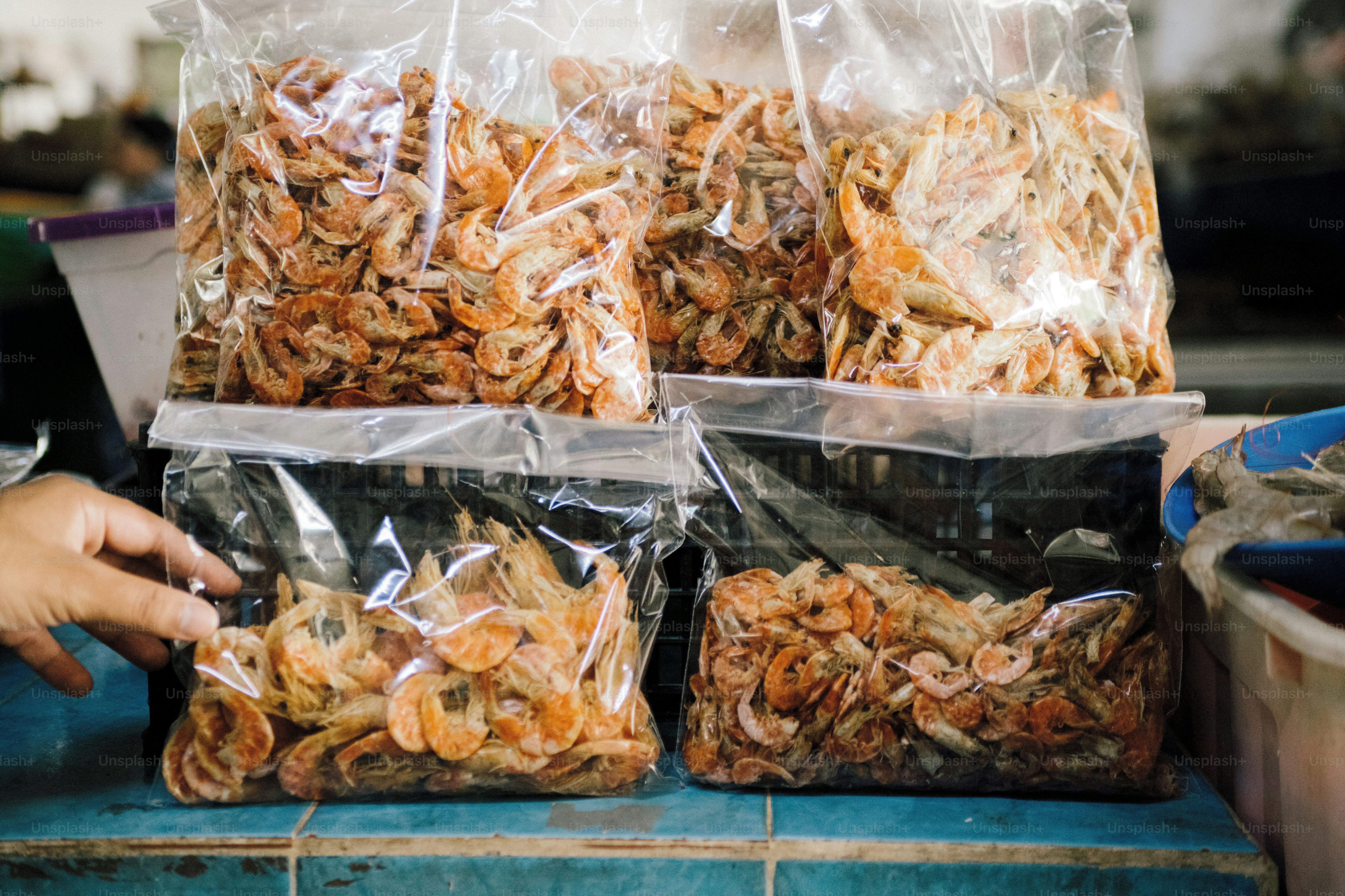 Kantong udang kering dipajang di pasar