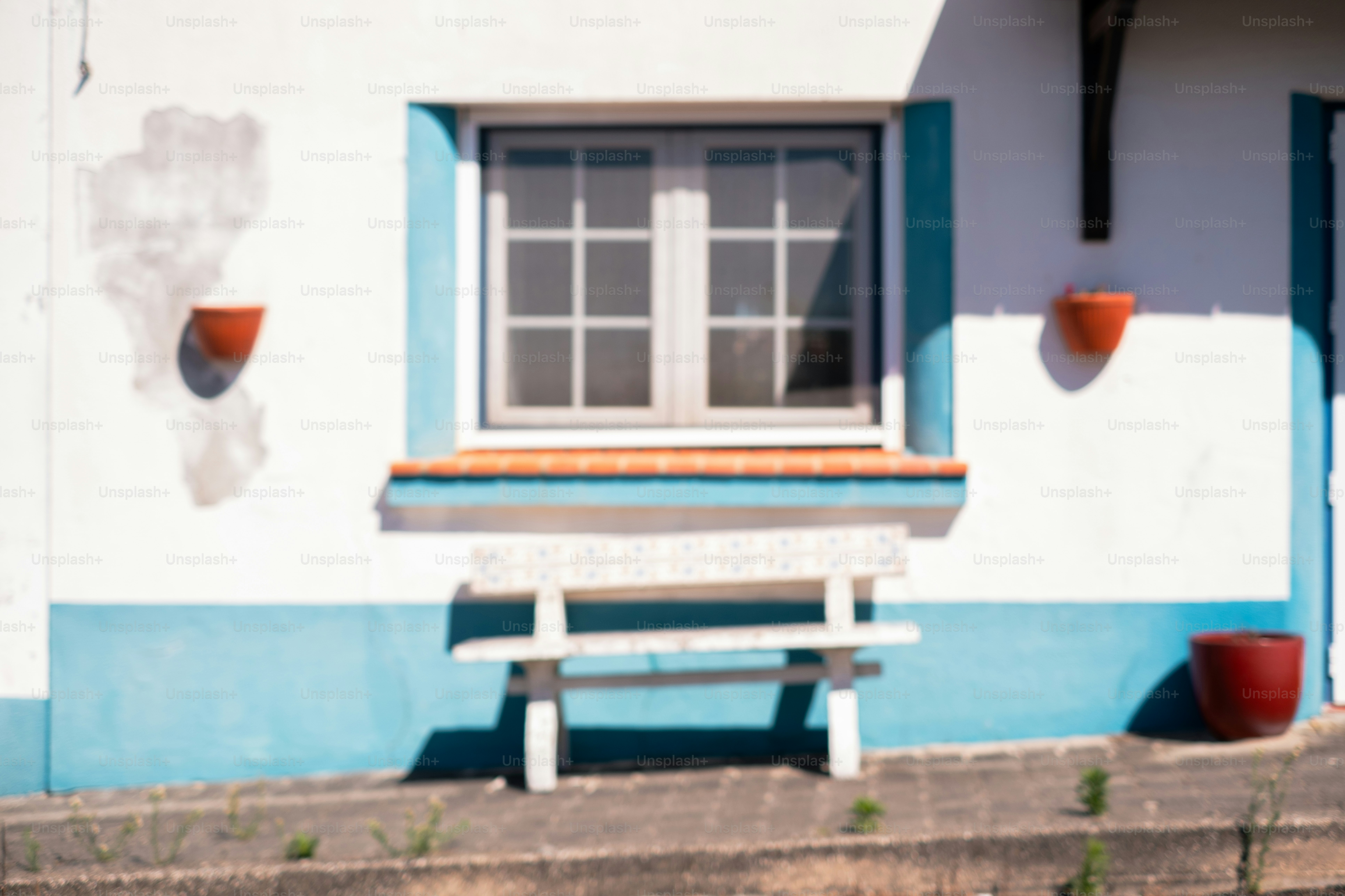 Banco blanco frente a una ventana en un edificio
