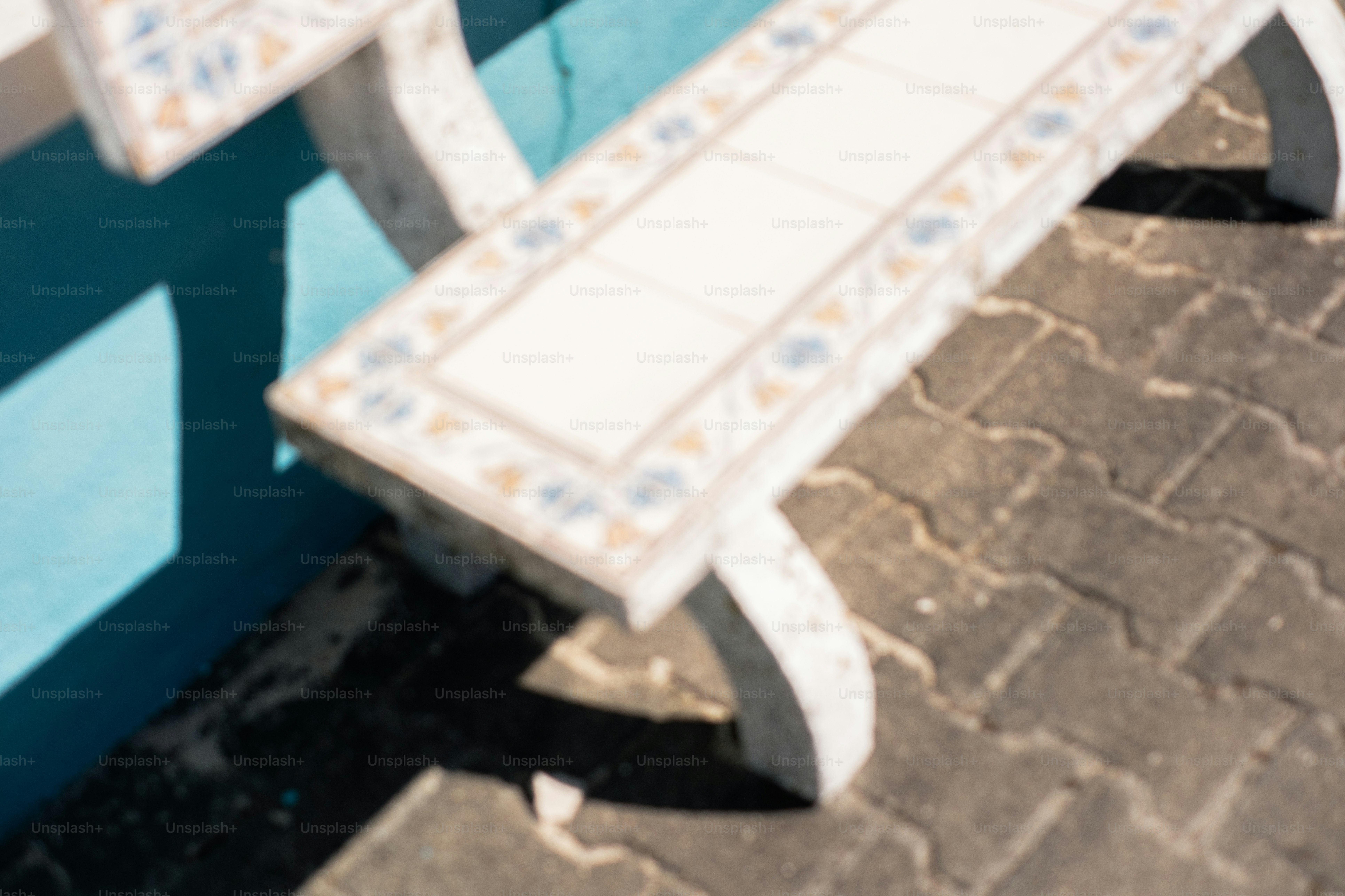 Un banco de azulejos contra una pared azul.