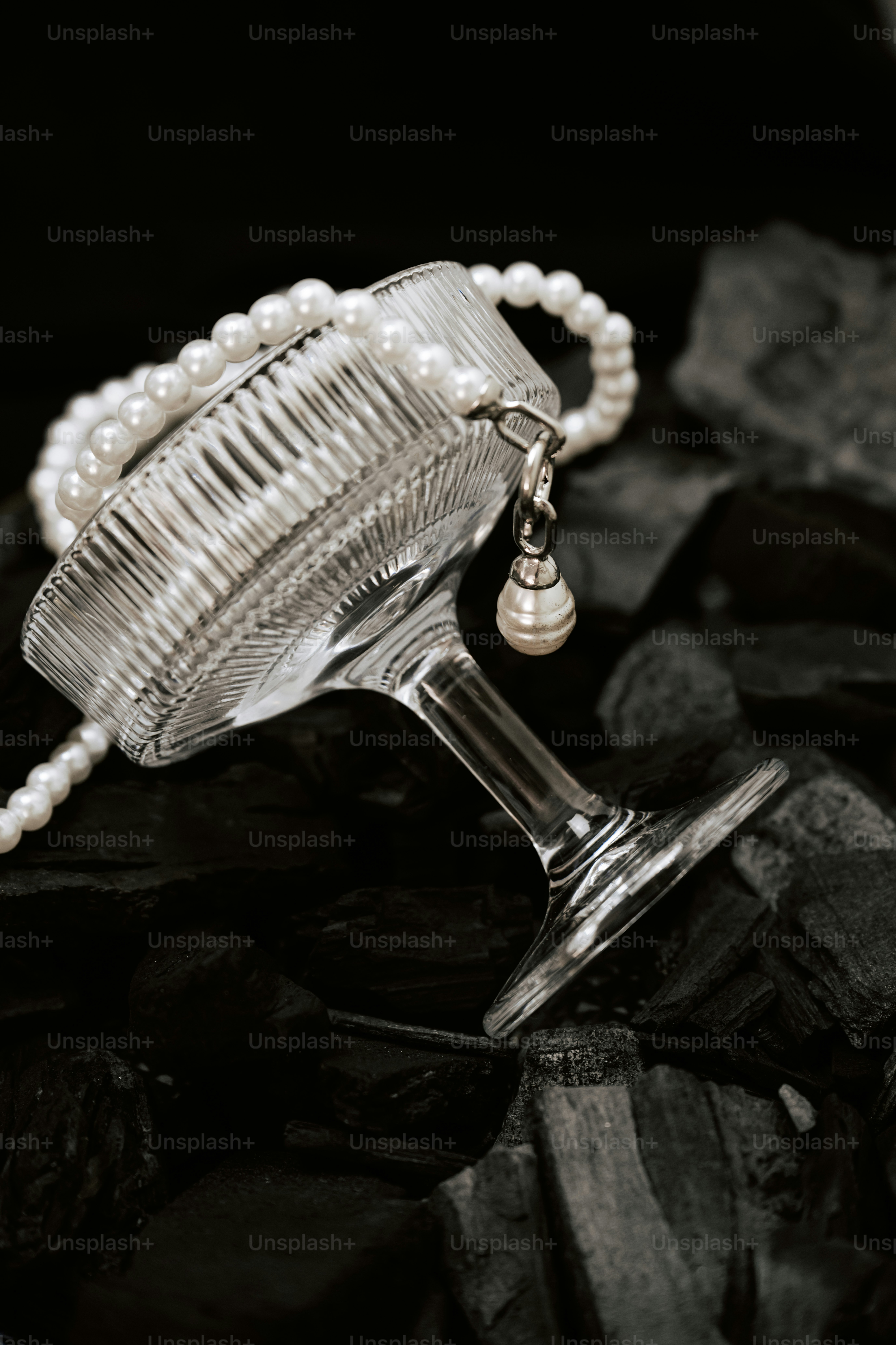 Kalung mutiara tersampir di atas piring kaca.