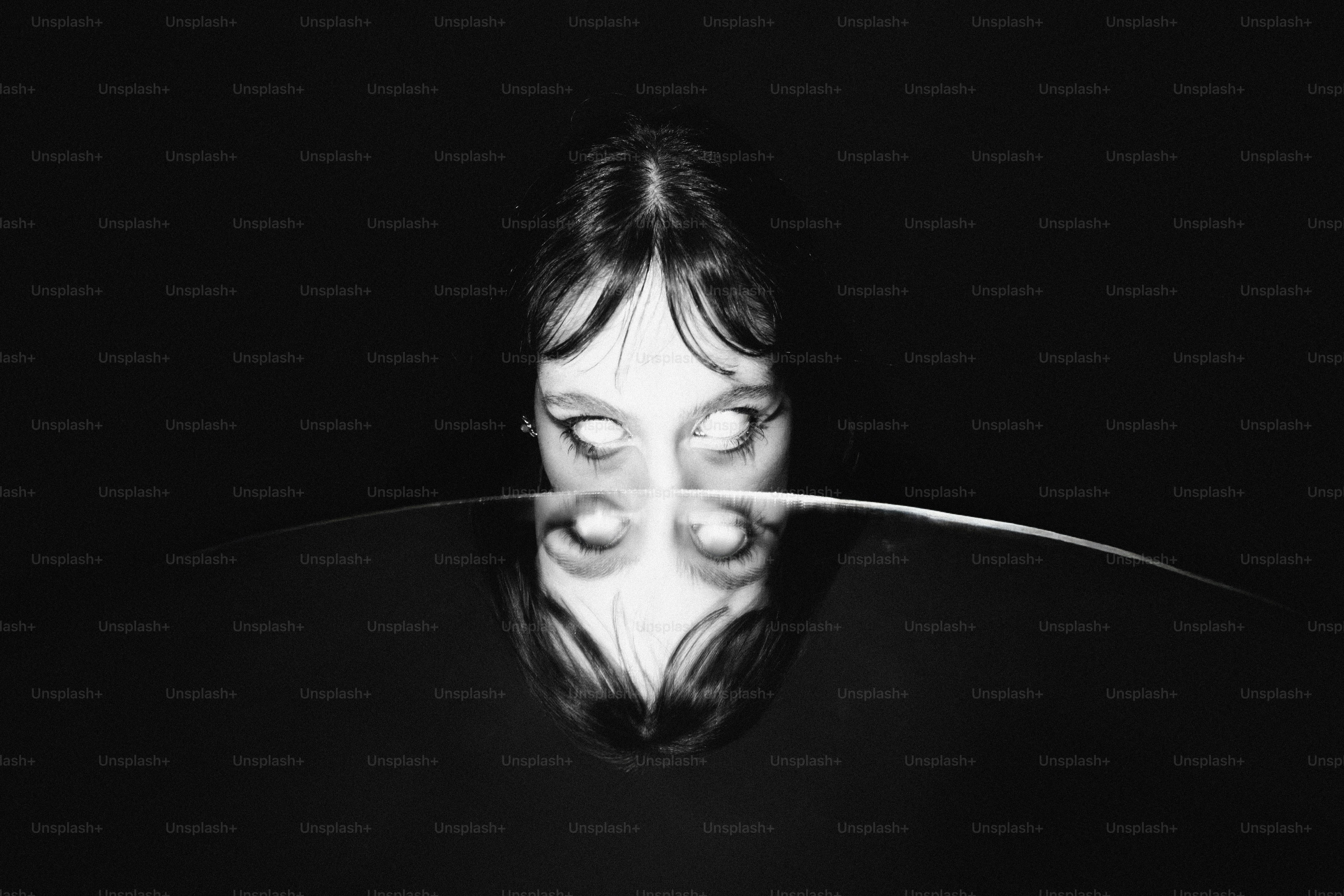 Reflejo distorsionado de la cara de una mujer en el agua