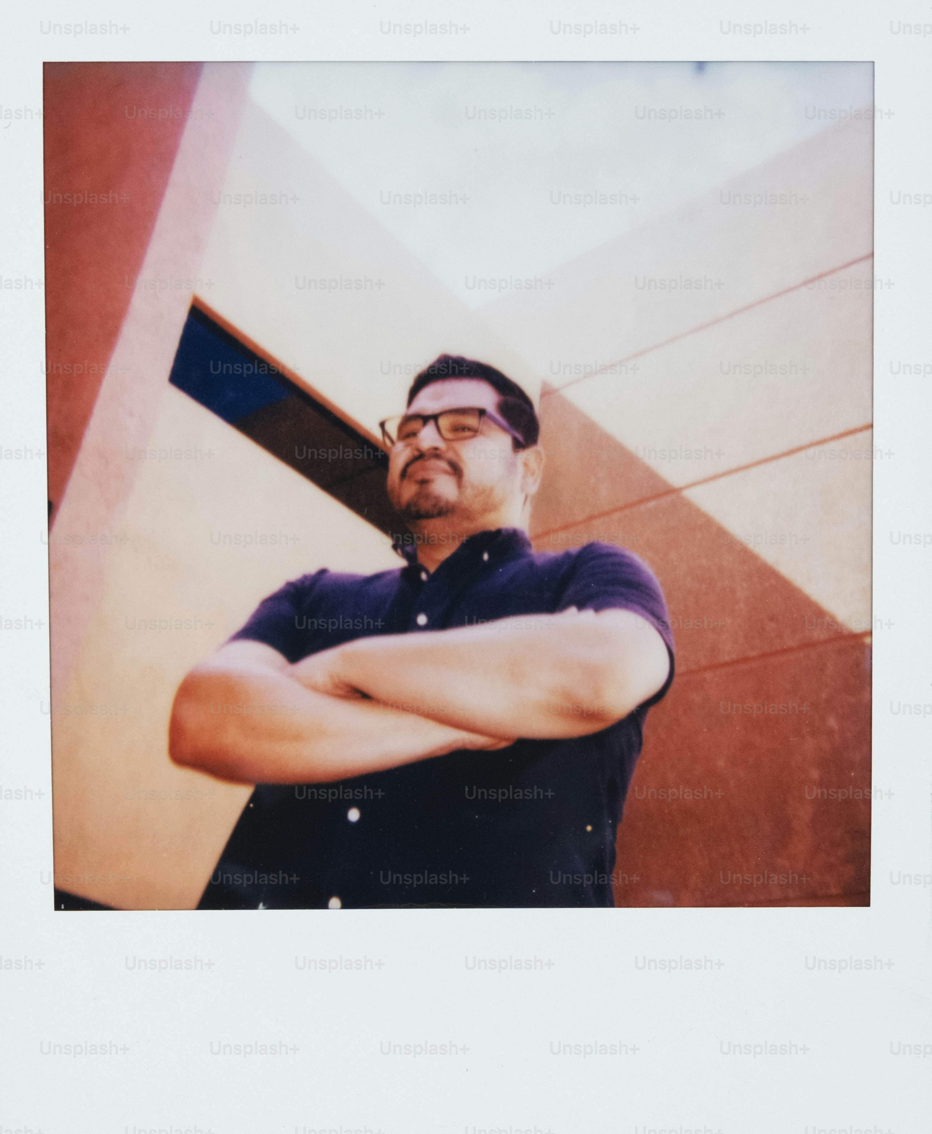 Homme avec les bras croisés devant le bâtiment
