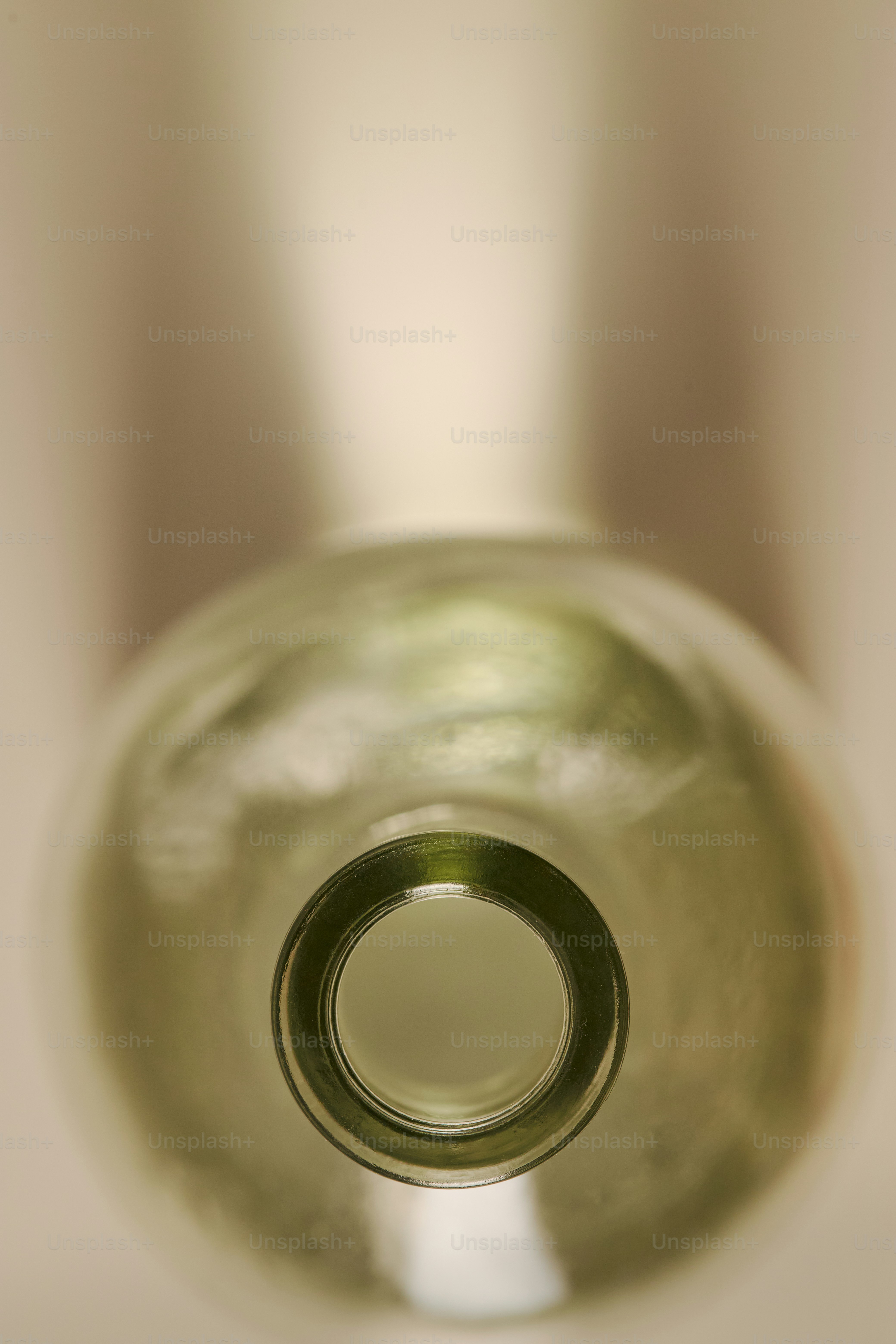 Vista superior de la apertura de una botella de vidrio vacía