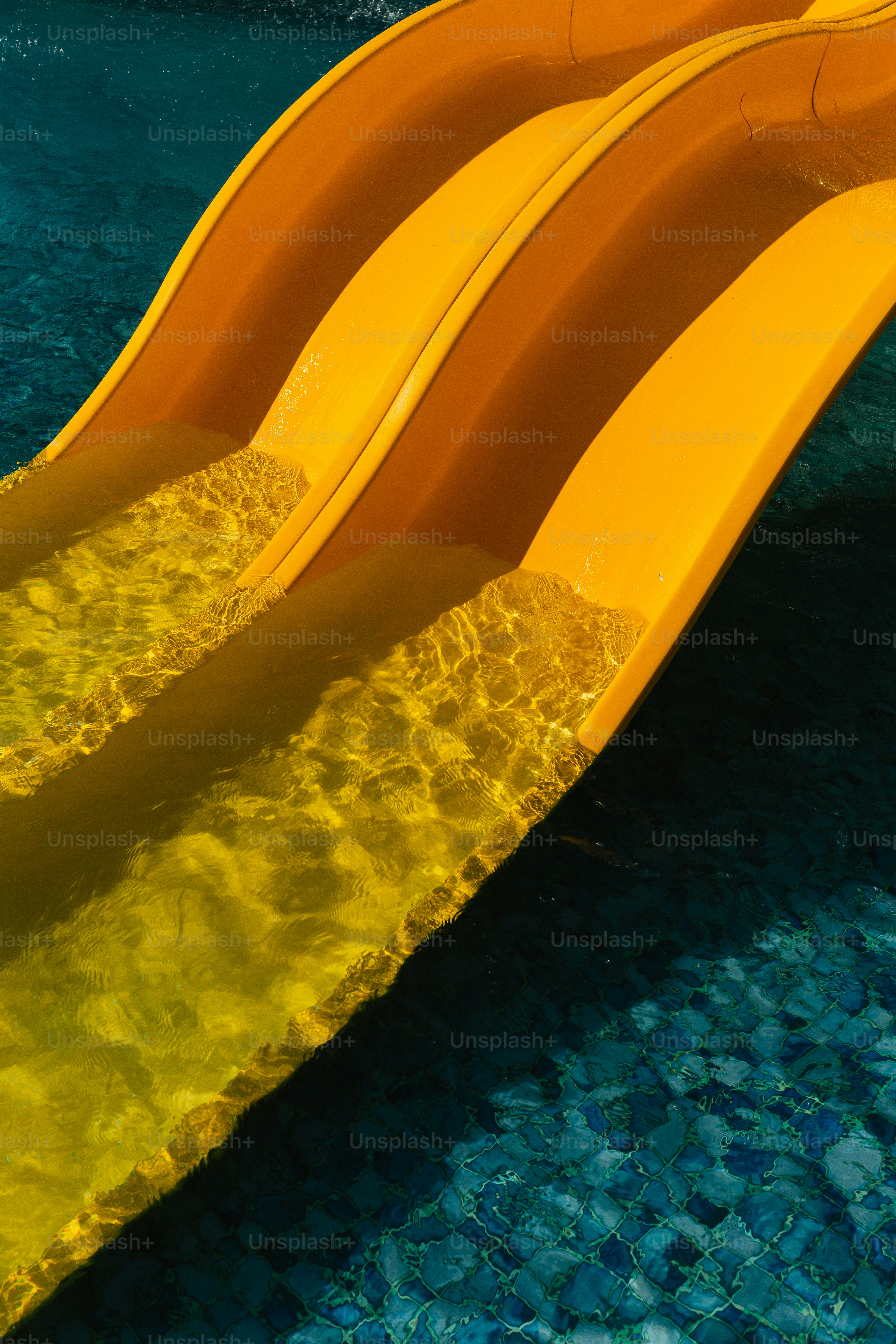 Toboágua amarela acima de uma piscina azul