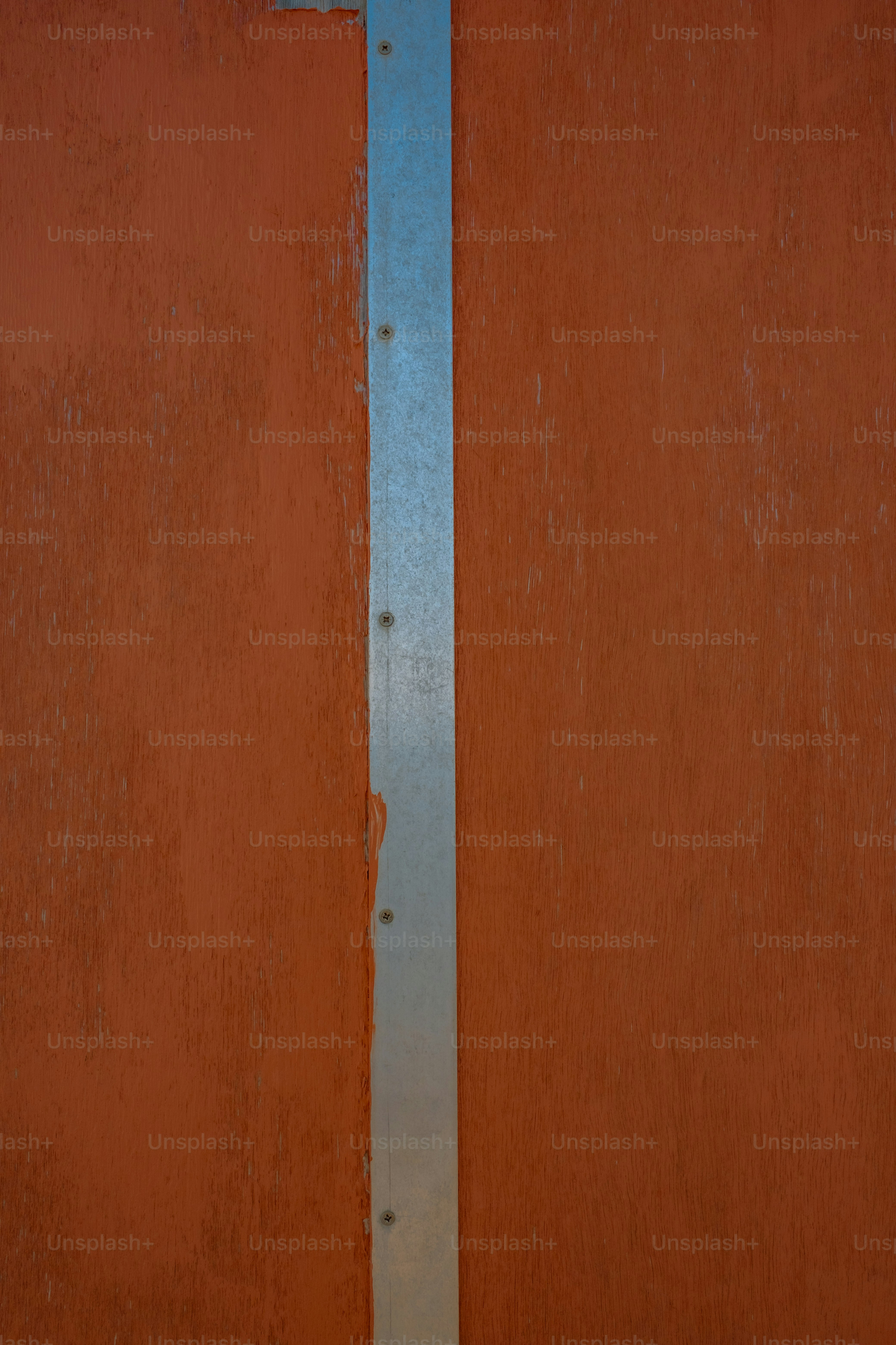 Pared texturizada naranja con listón metálico