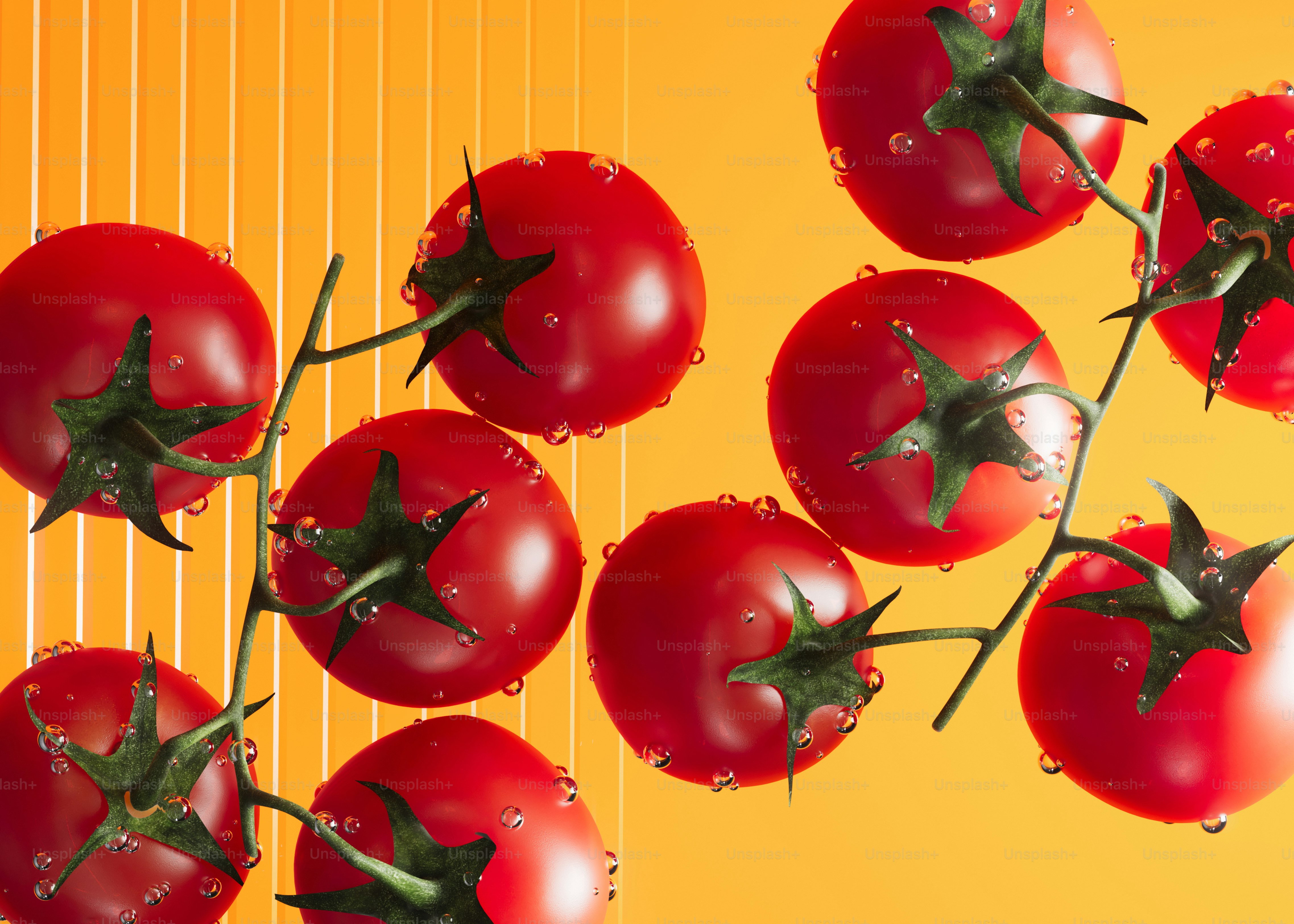 Tomates maduros con gotas de agua sobre fondo amarillo