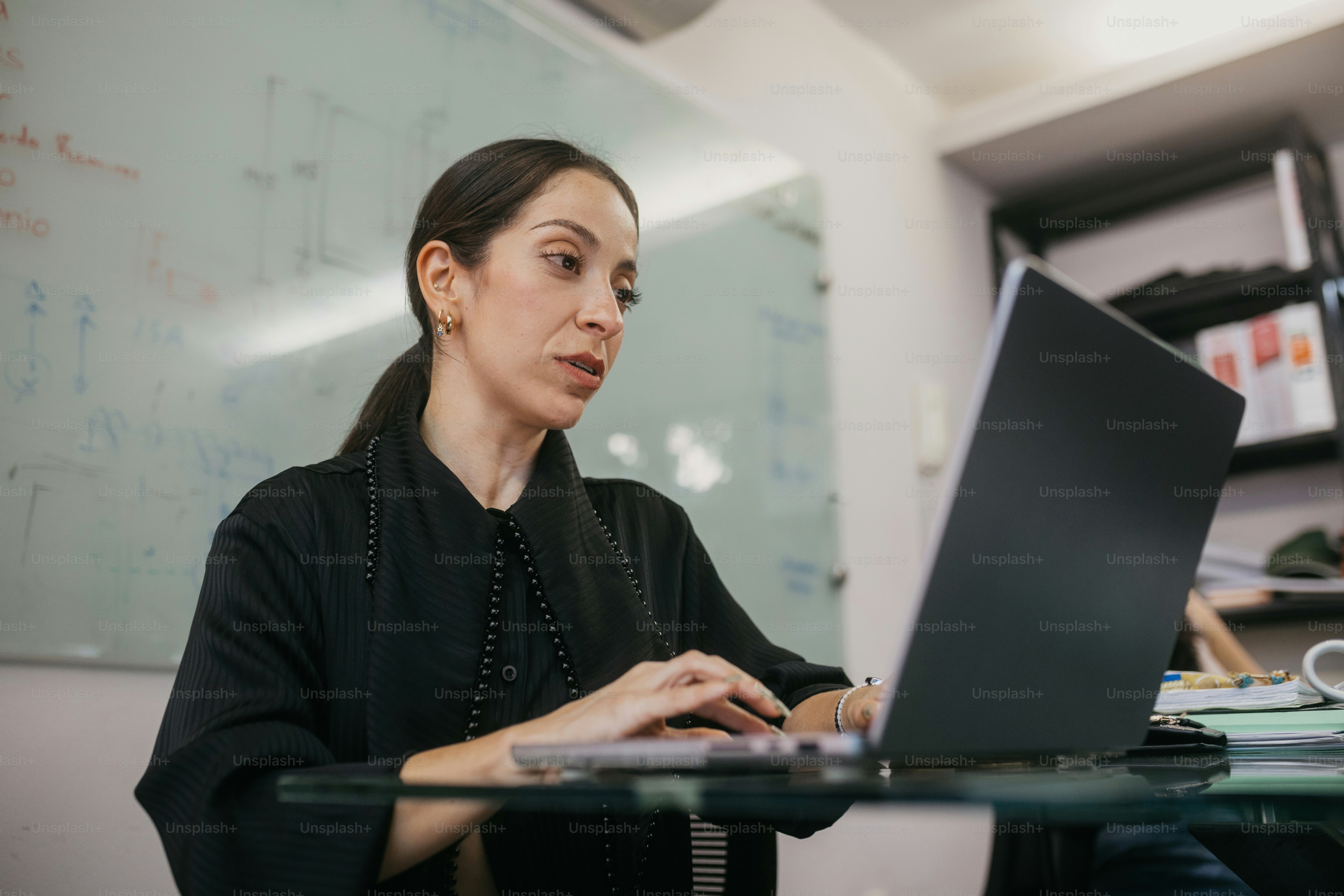 Femme travaillant sur un ordinateur portable à un bureau.