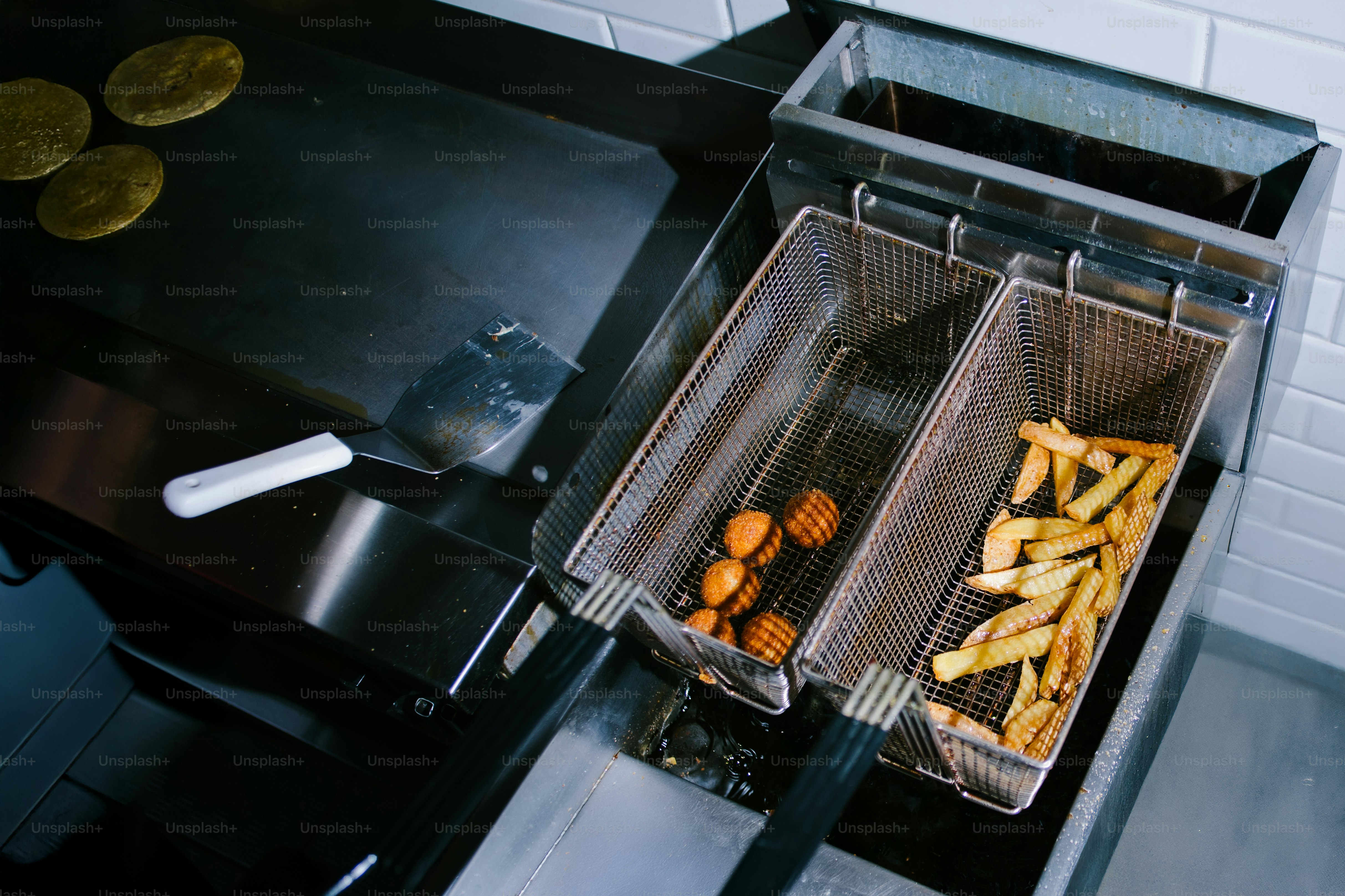 Cestelli per friggere con cibo in friggitrice commerciale
