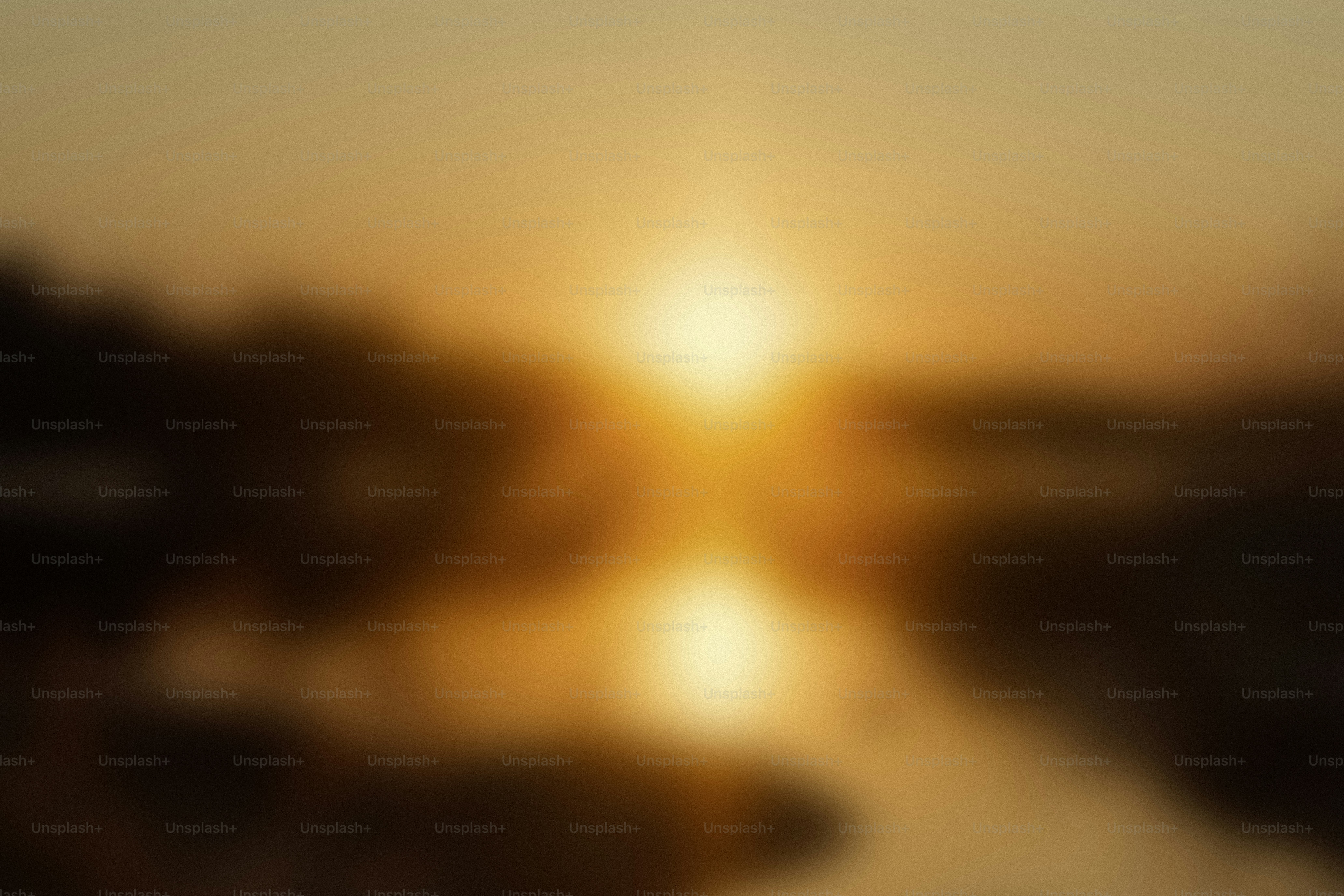 Tramonto su un calmo paesaggio fluviale