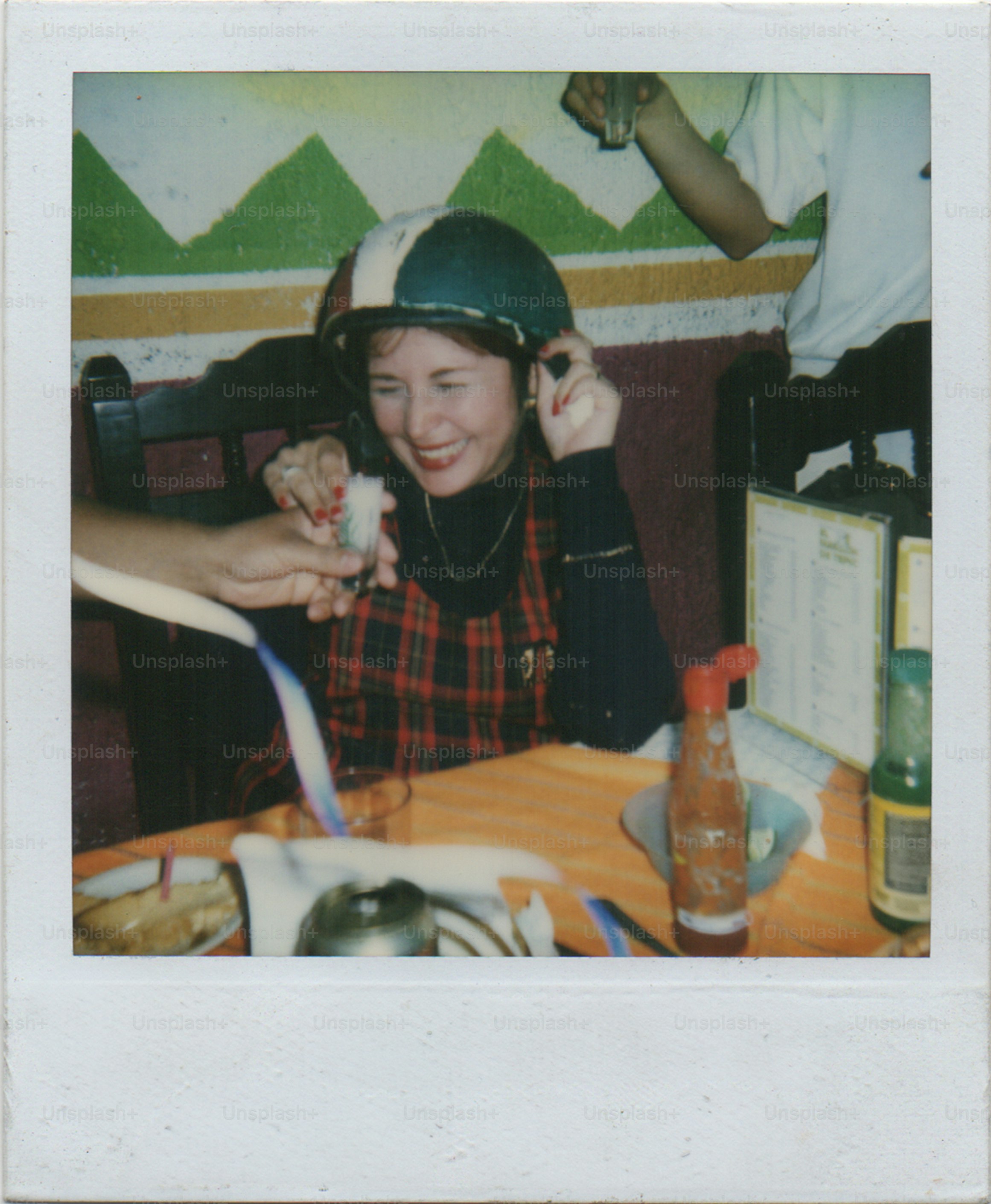 Donna che indossa un casco colorato a un tavolo