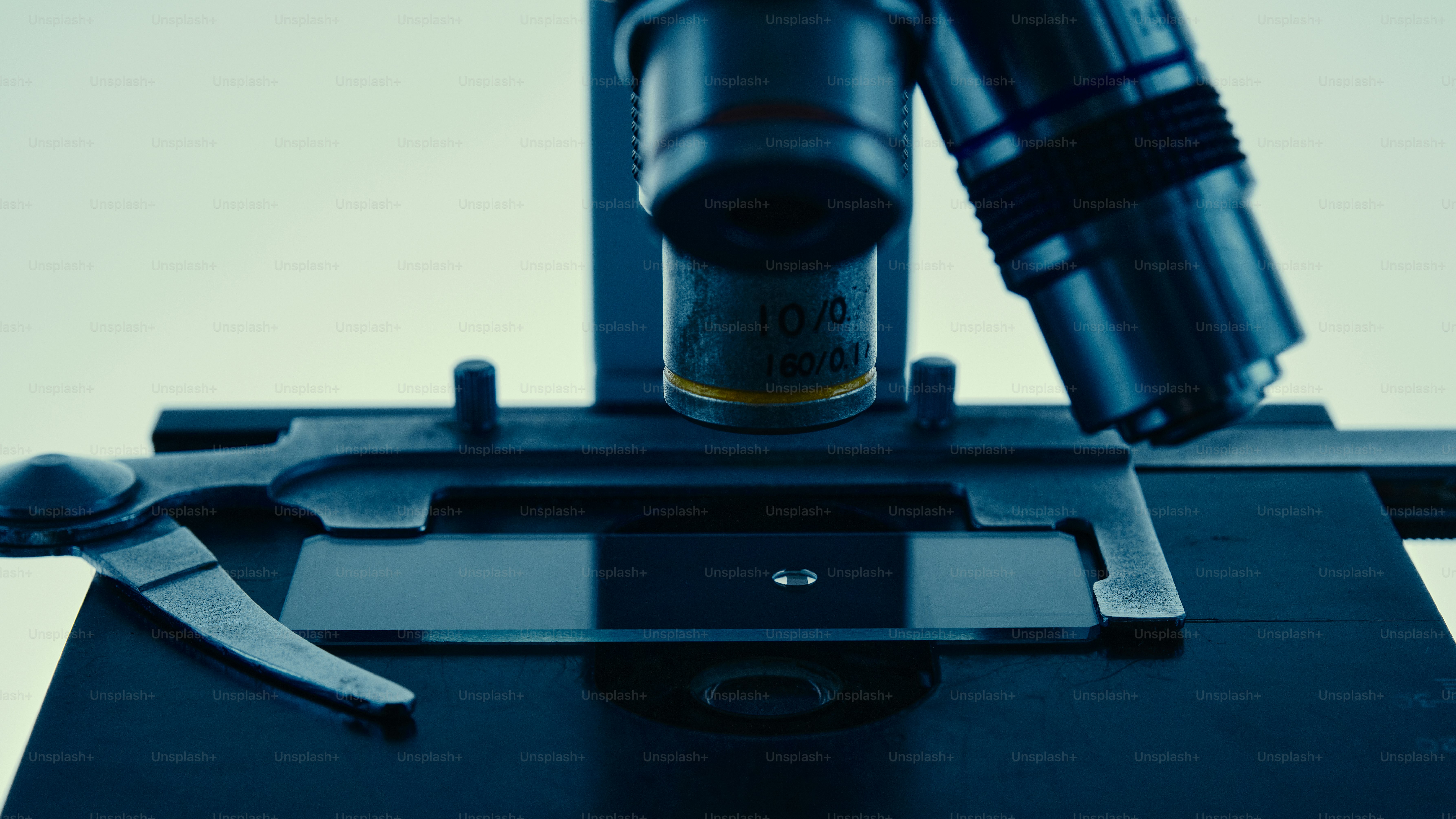 Nahaufnahme eines Mikroskops mit Objektträger