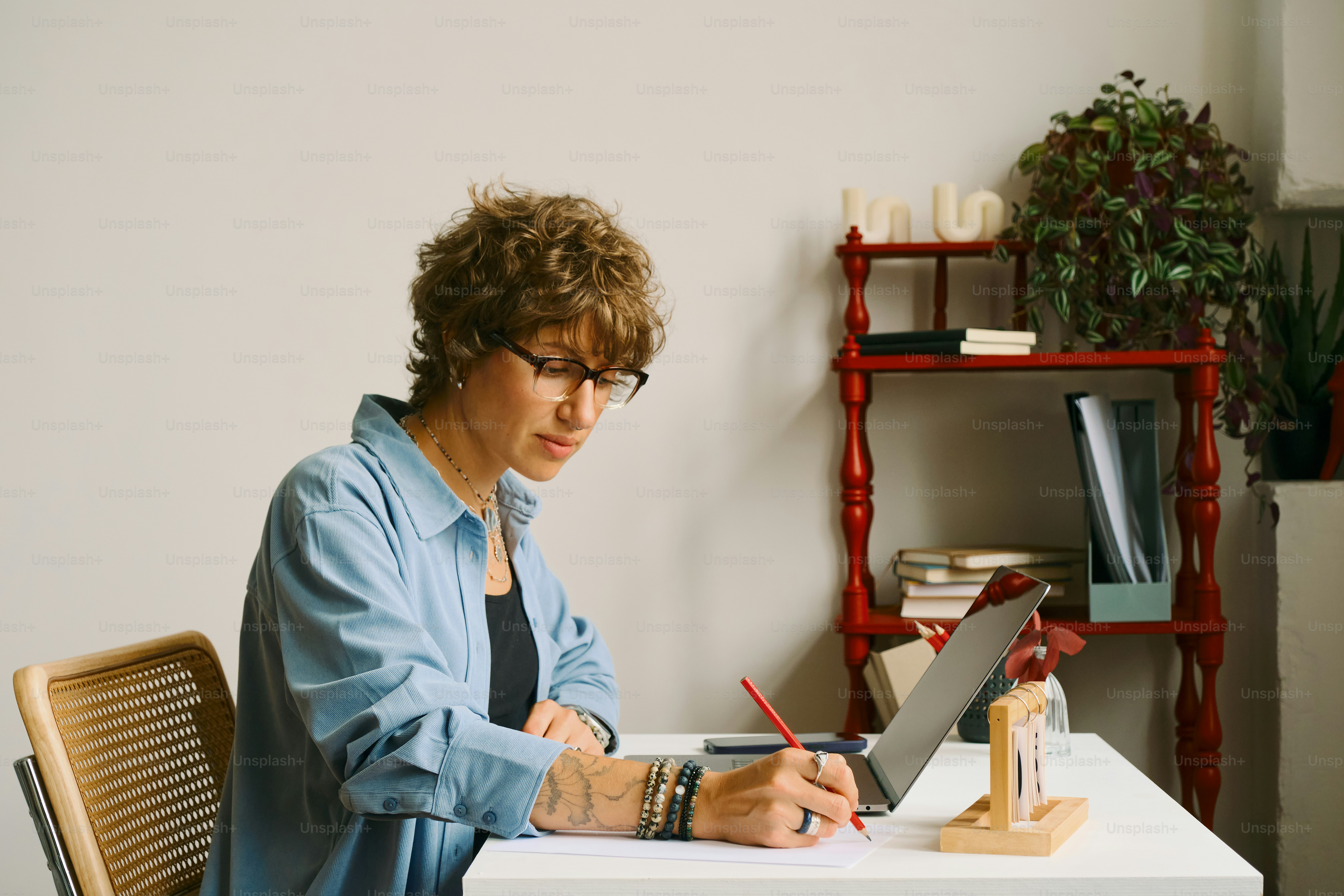 mulher, trabalhando, em, um, mesa, com, um, laptop.