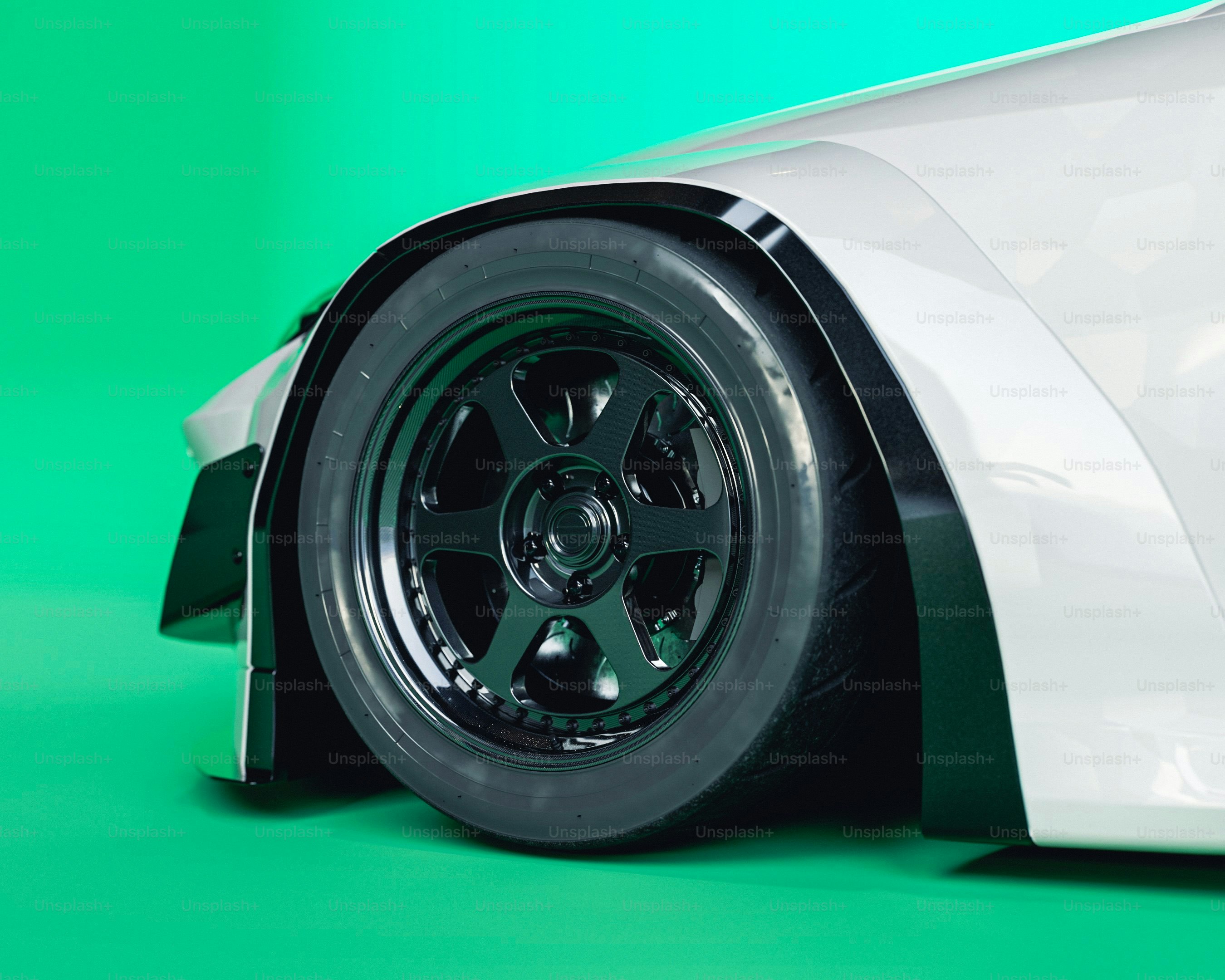 close-up de uma roda de carro branca no fundo verde.