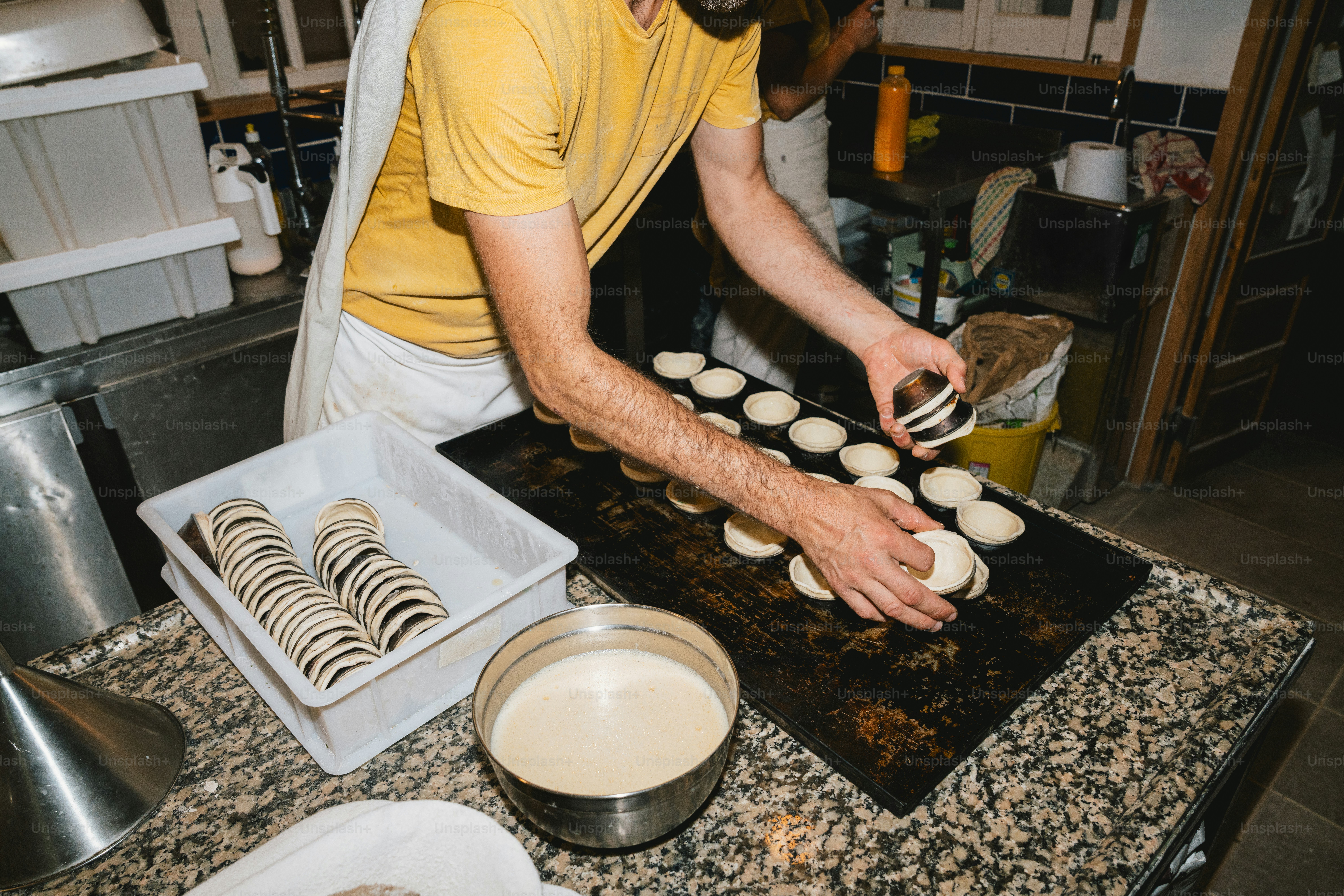 Bäcker dekoriert Gebäck auf einem Backblech