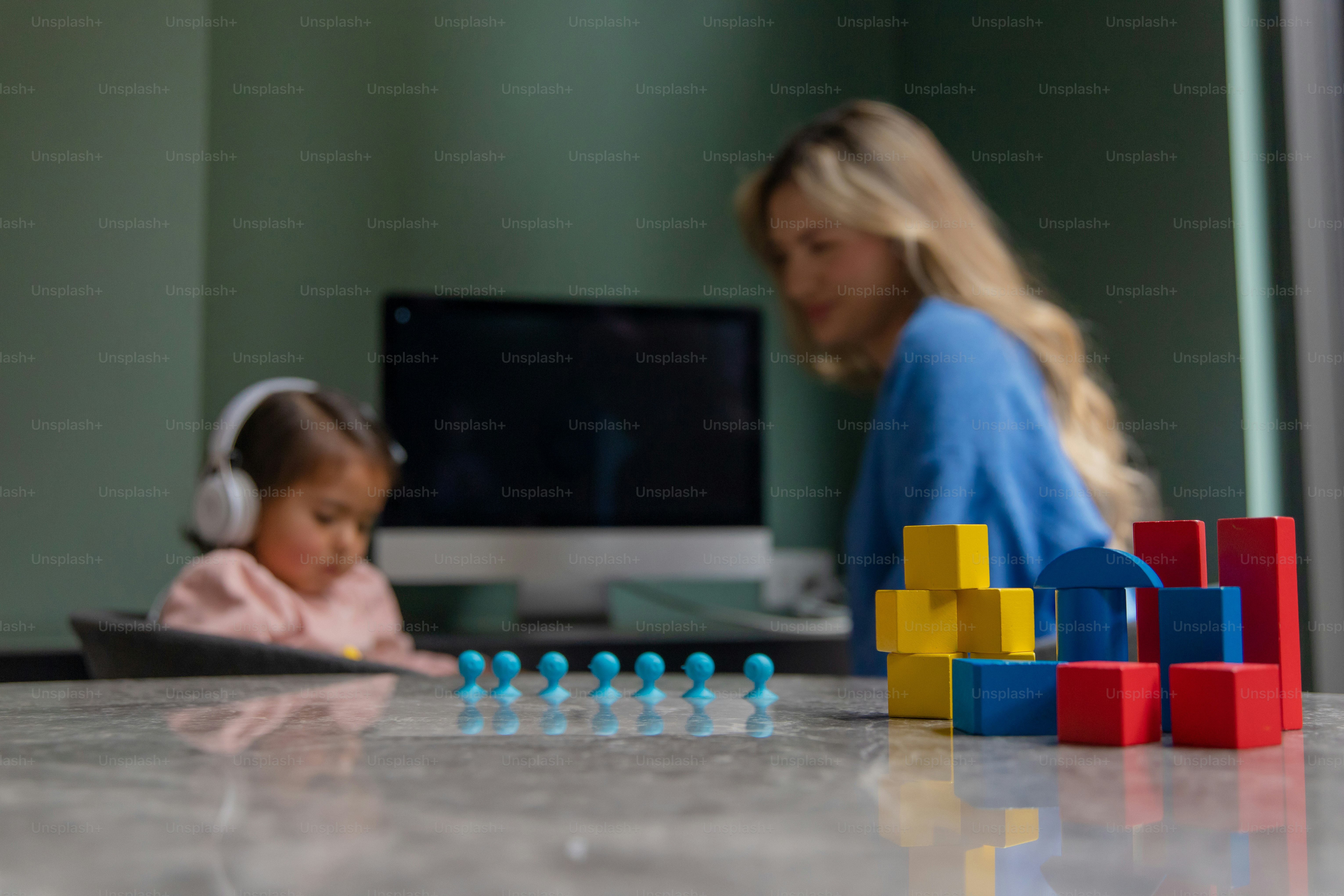 Kind spelend met kleurrijk speelgoed