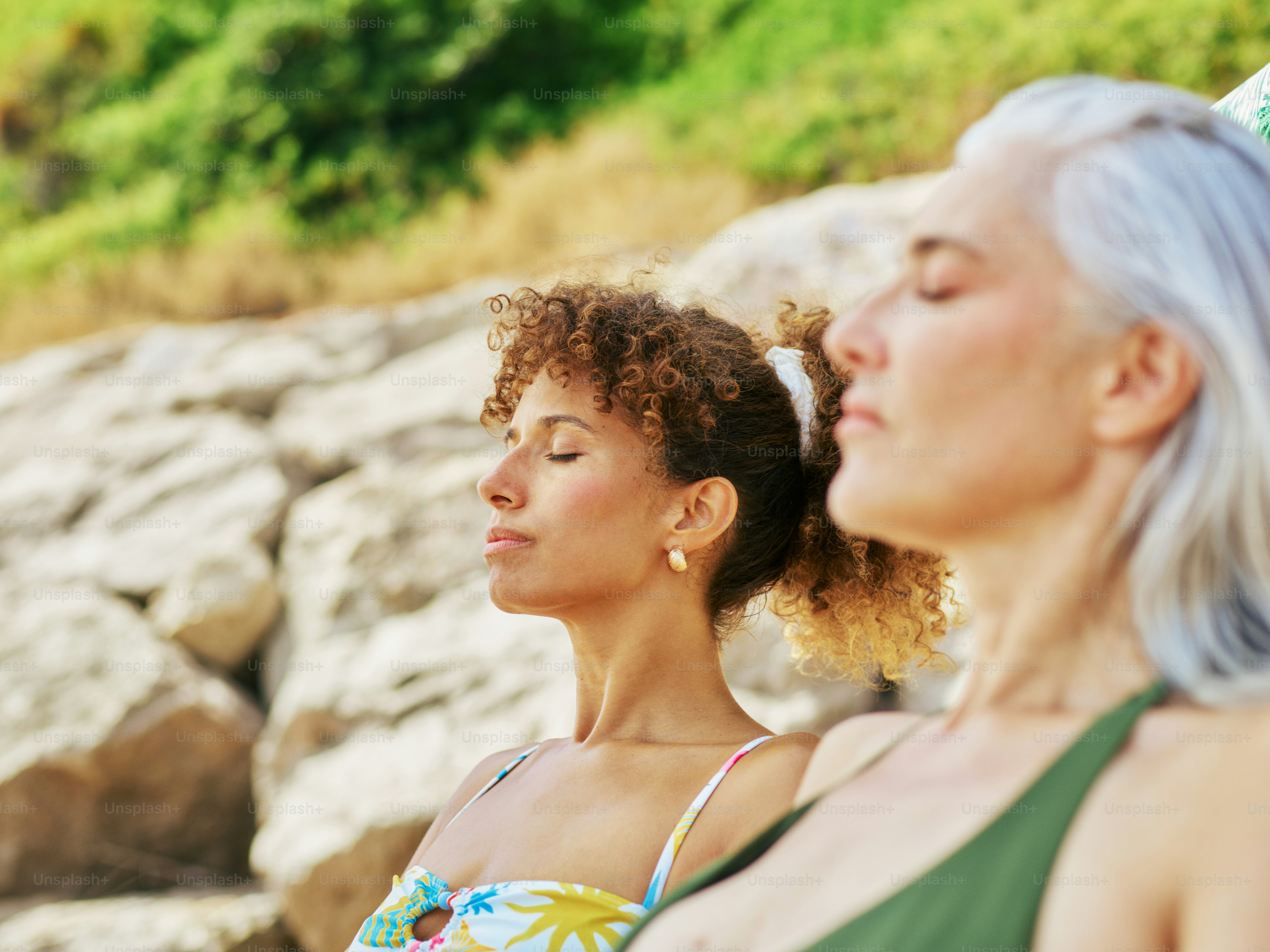 Zwei Frauen, die sich an einem sonnigen Strand entspannen