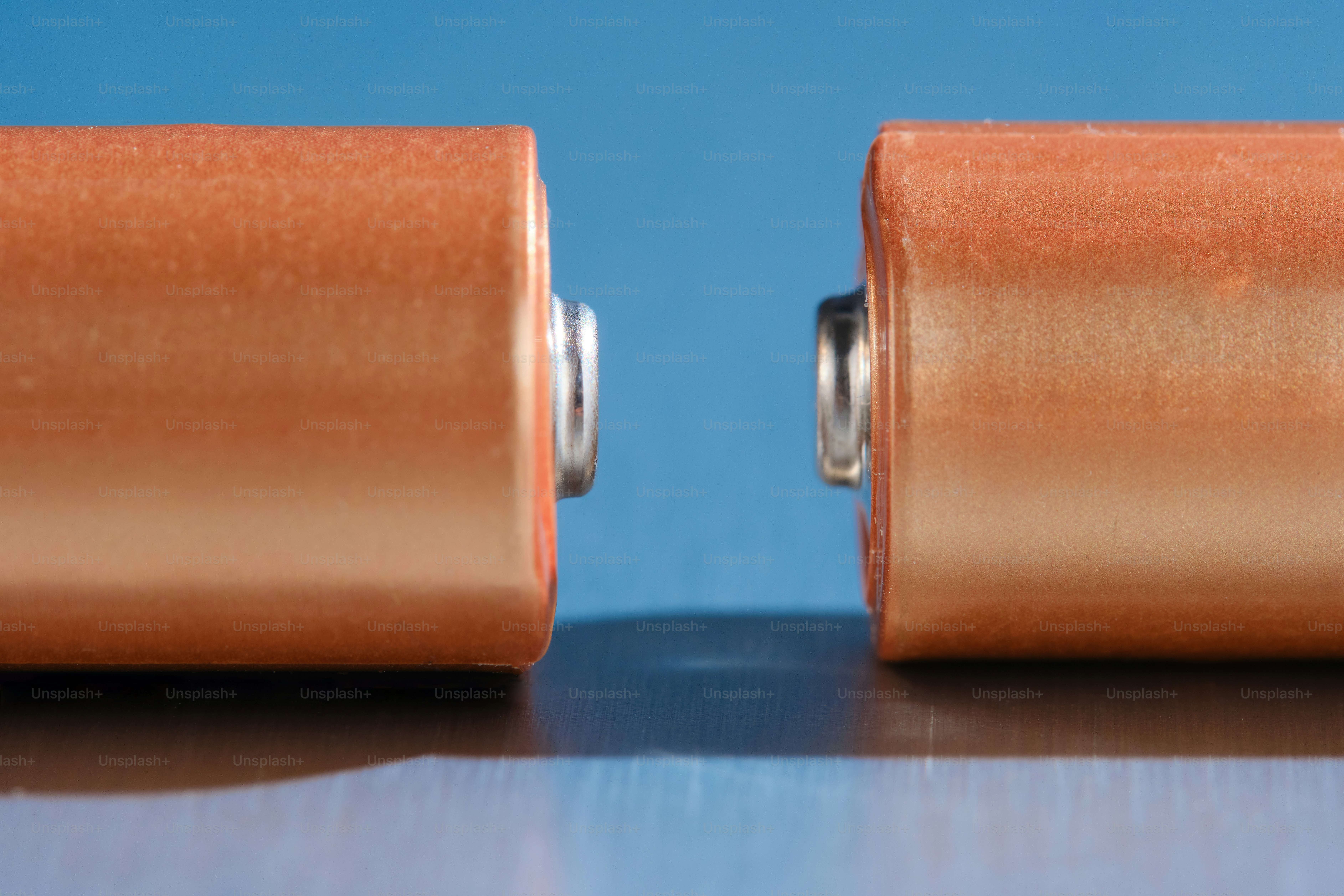 Deux batteries en cuivre face à face