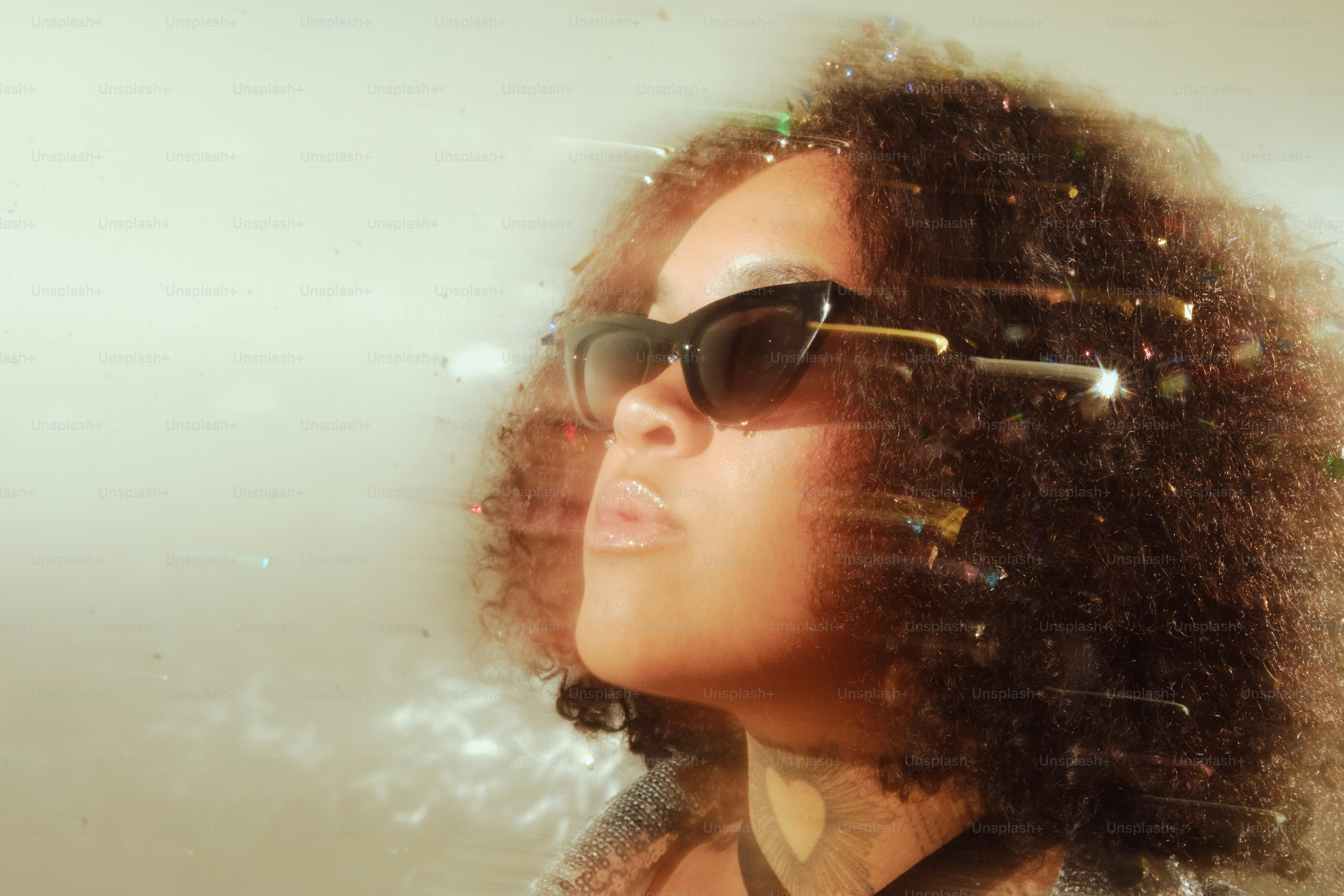 Woman with sunglasses and curly hair with glitter