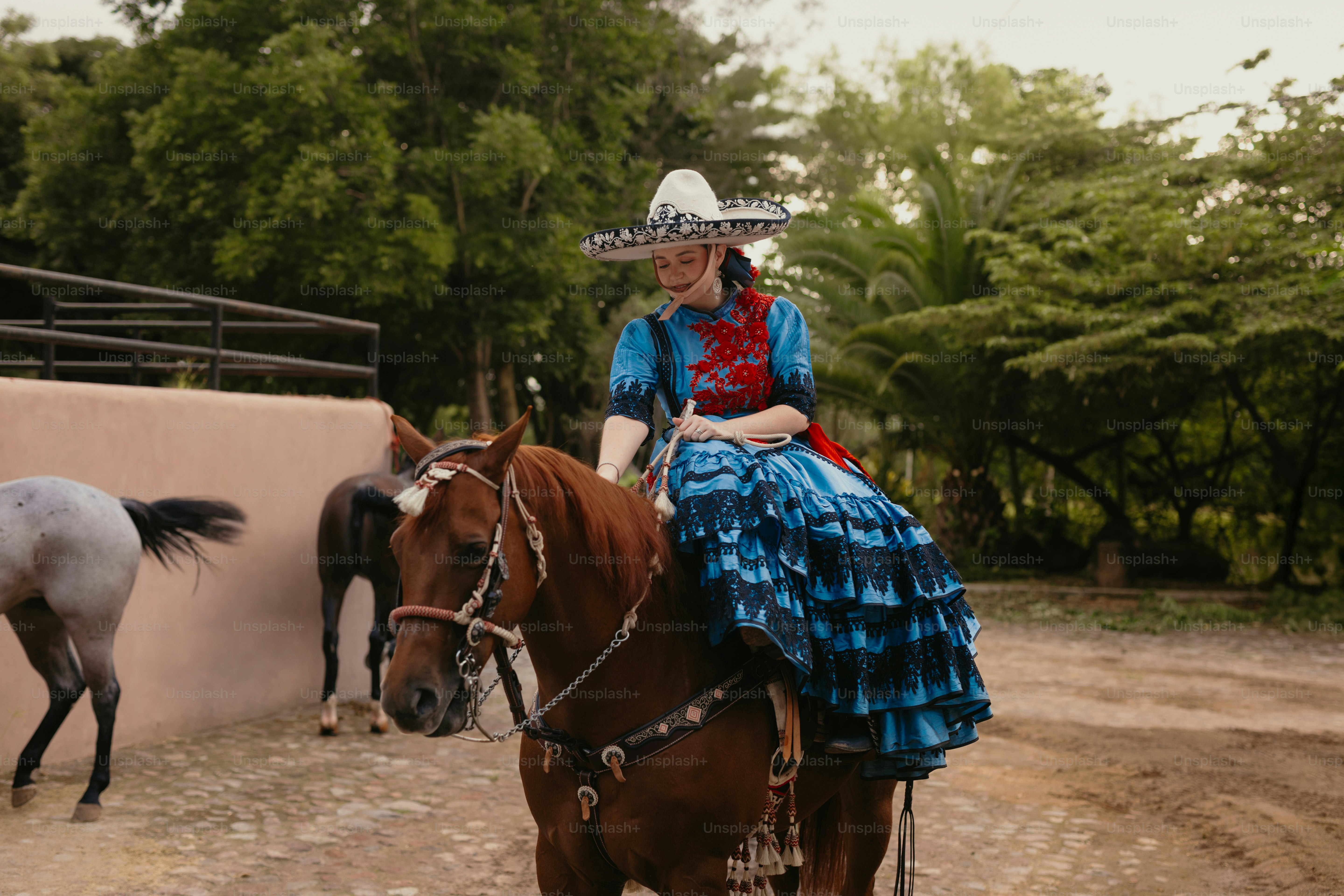 Frau in traditioneller mexikanischer Tracht reitet auf einem Pferd Foto –  Bild zum Thema Westlich auf Unsplash, image size:3000x2000