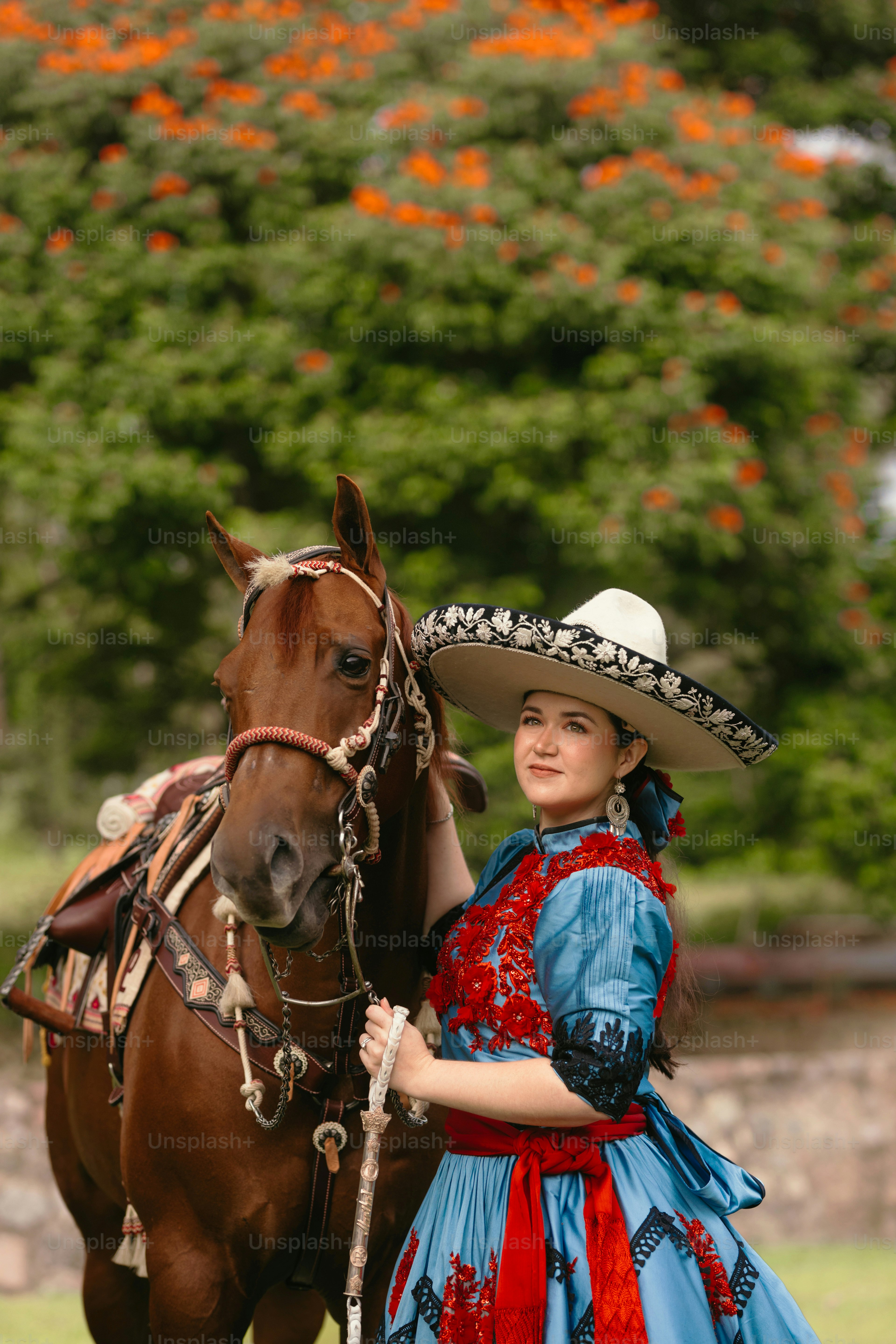 Frau in traditioneller Kleidung mit Pferd im Freien