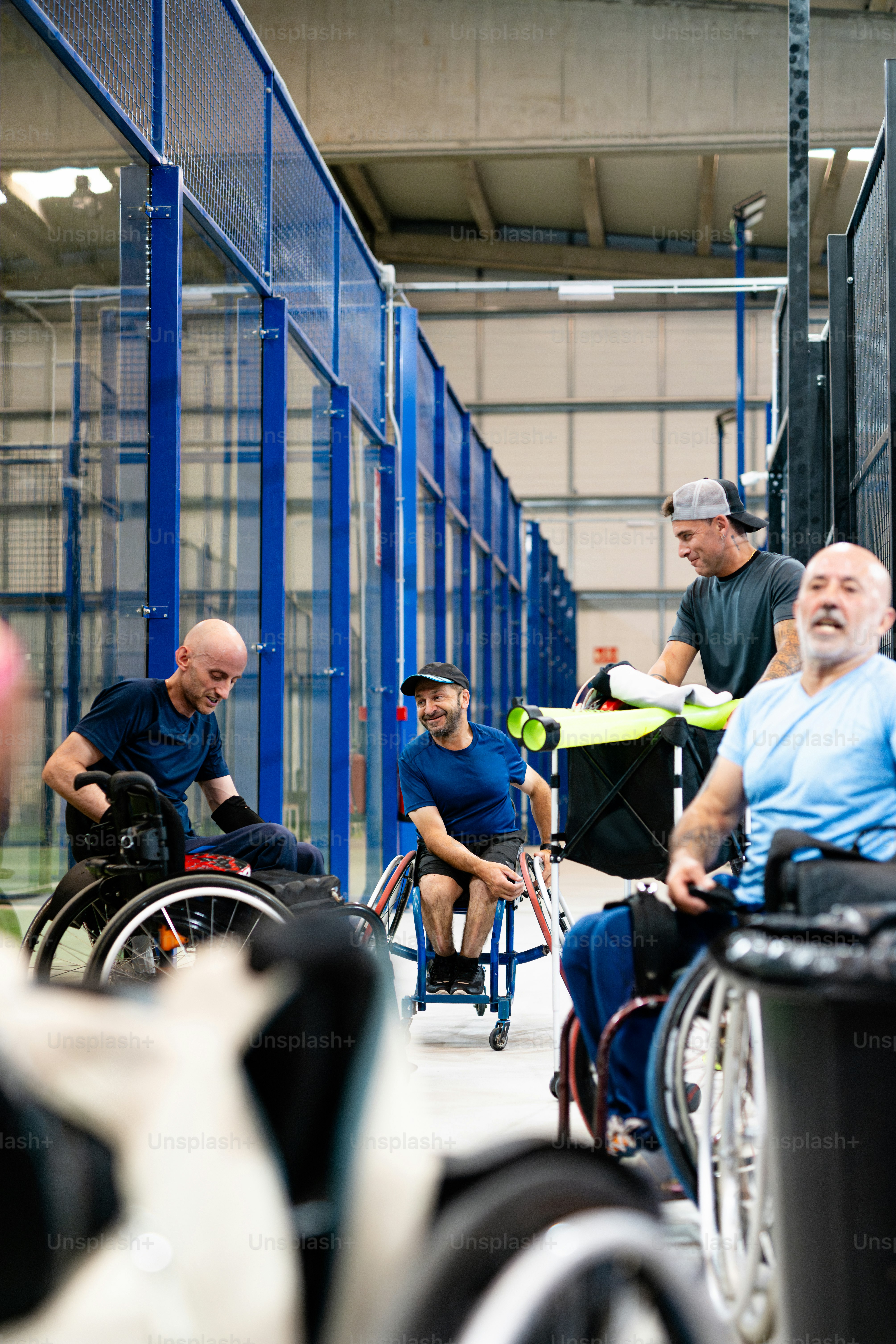Rollstuhlfahrer auf einem Sportplatz