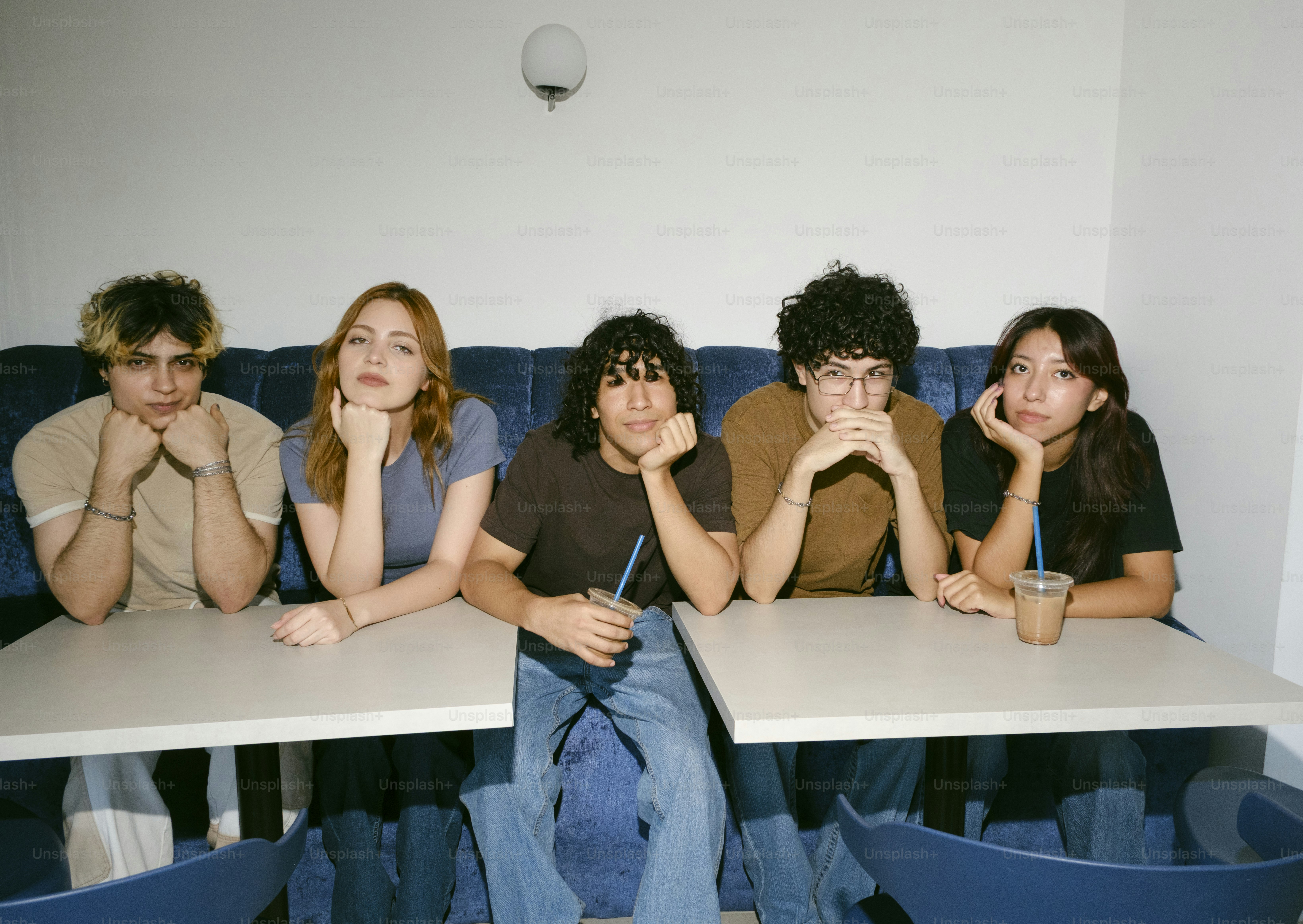 Cinq jeunes gens assis ensemble à une table