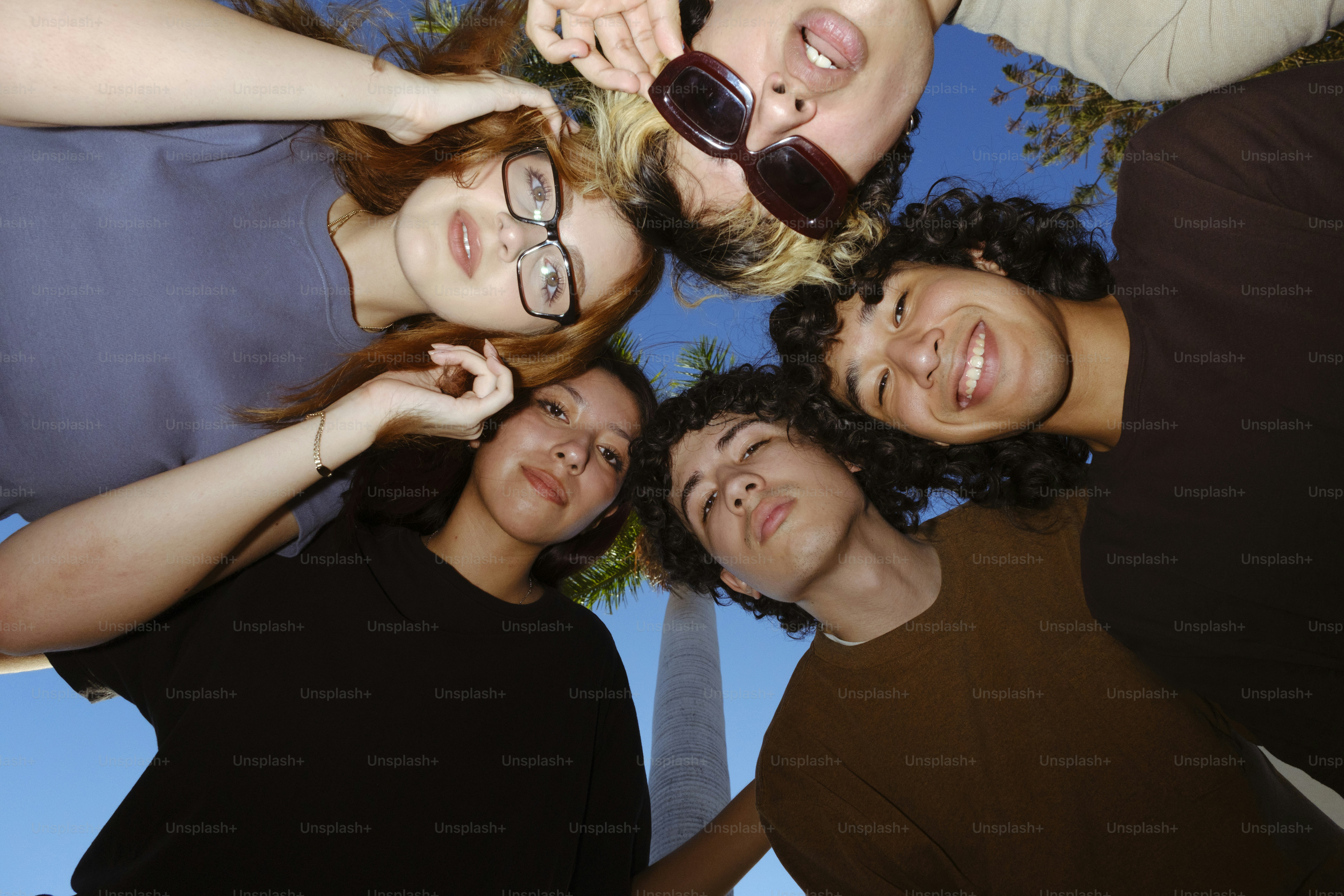 Quattro giovani amici sdraiati in cerchio.