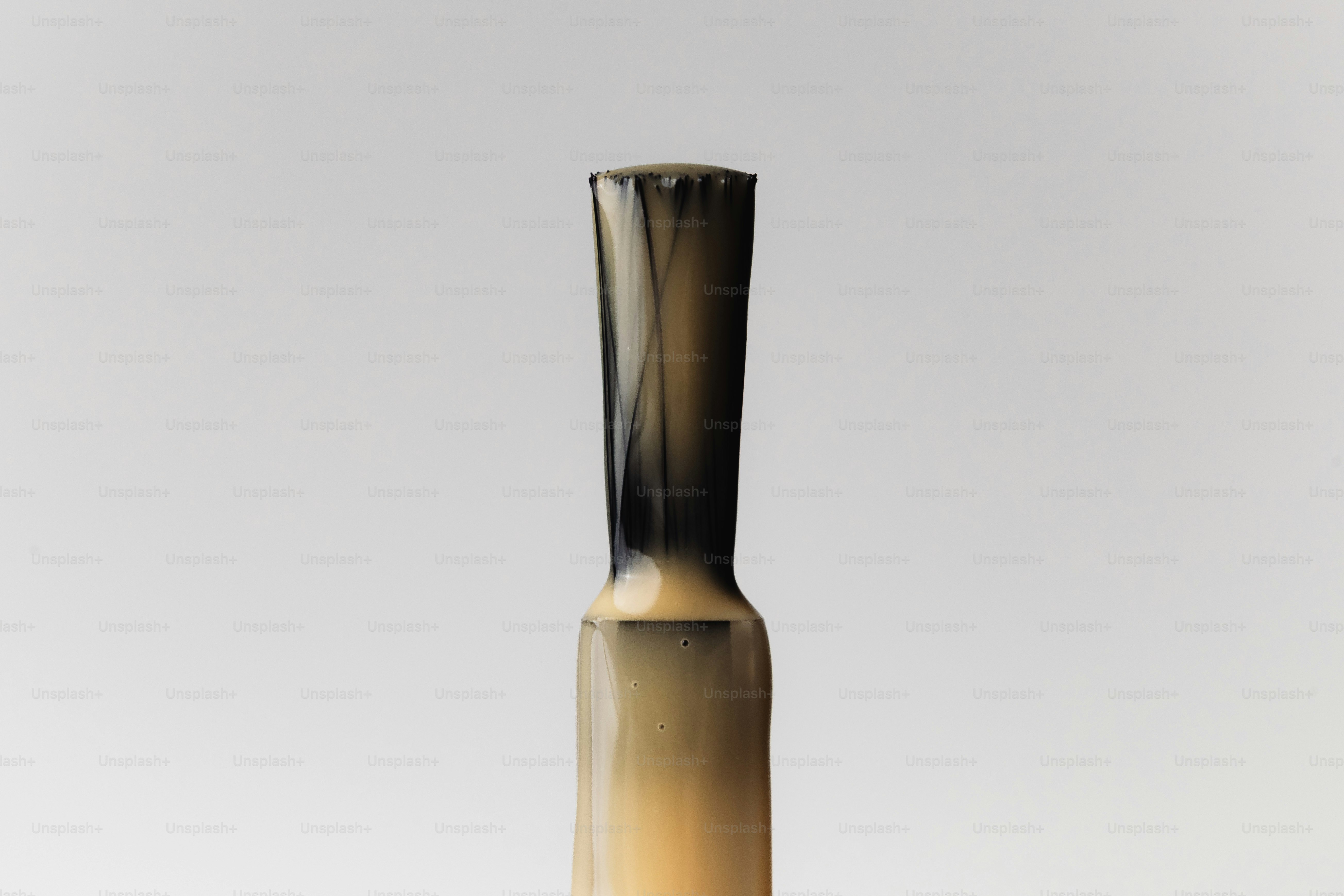 Primer plano de un aplicador de pincel de esmalte de uñas