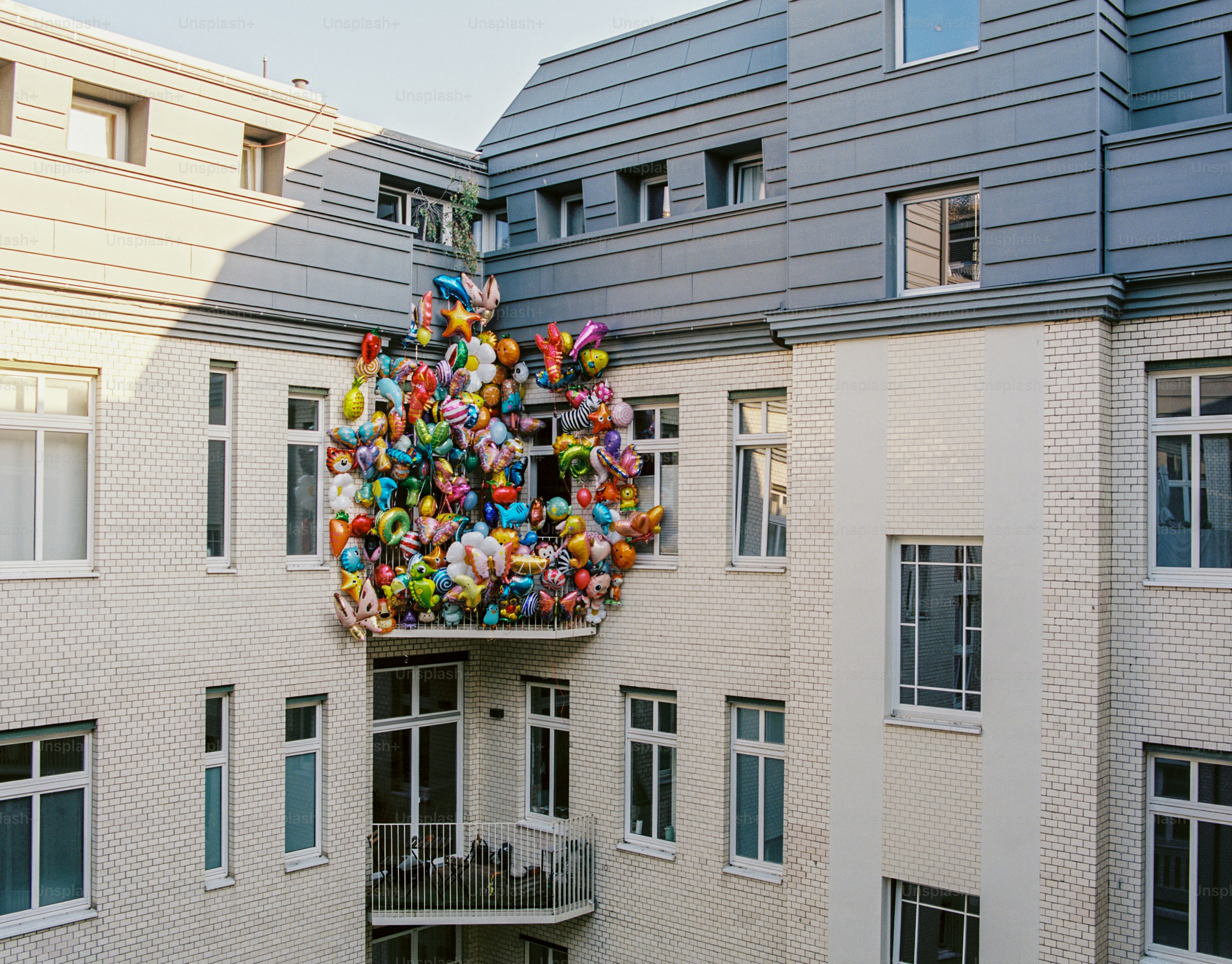 Balkon voller bunter Luftballons
