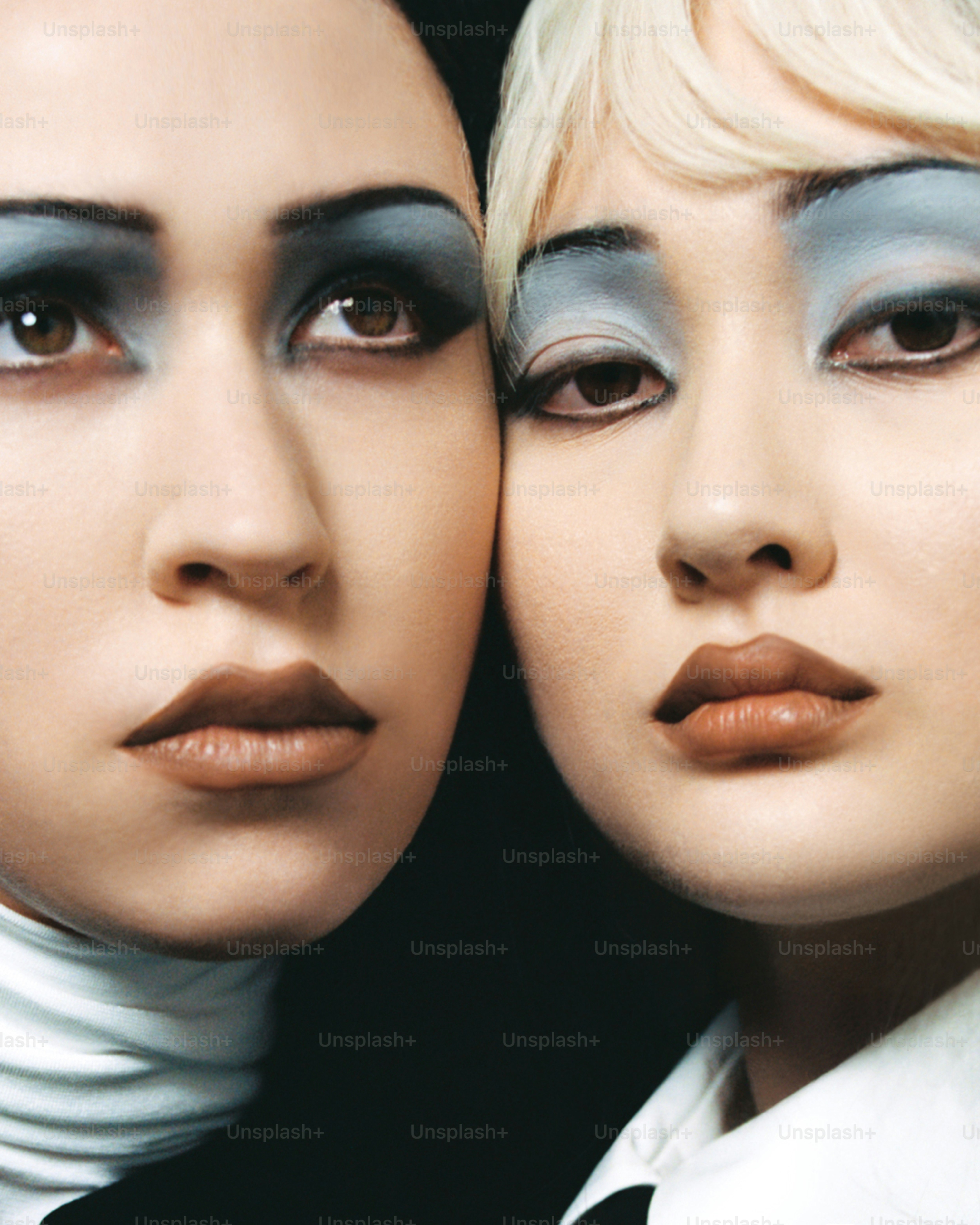 Deux femmes avec un maquillage spectaculaire pour les yeux