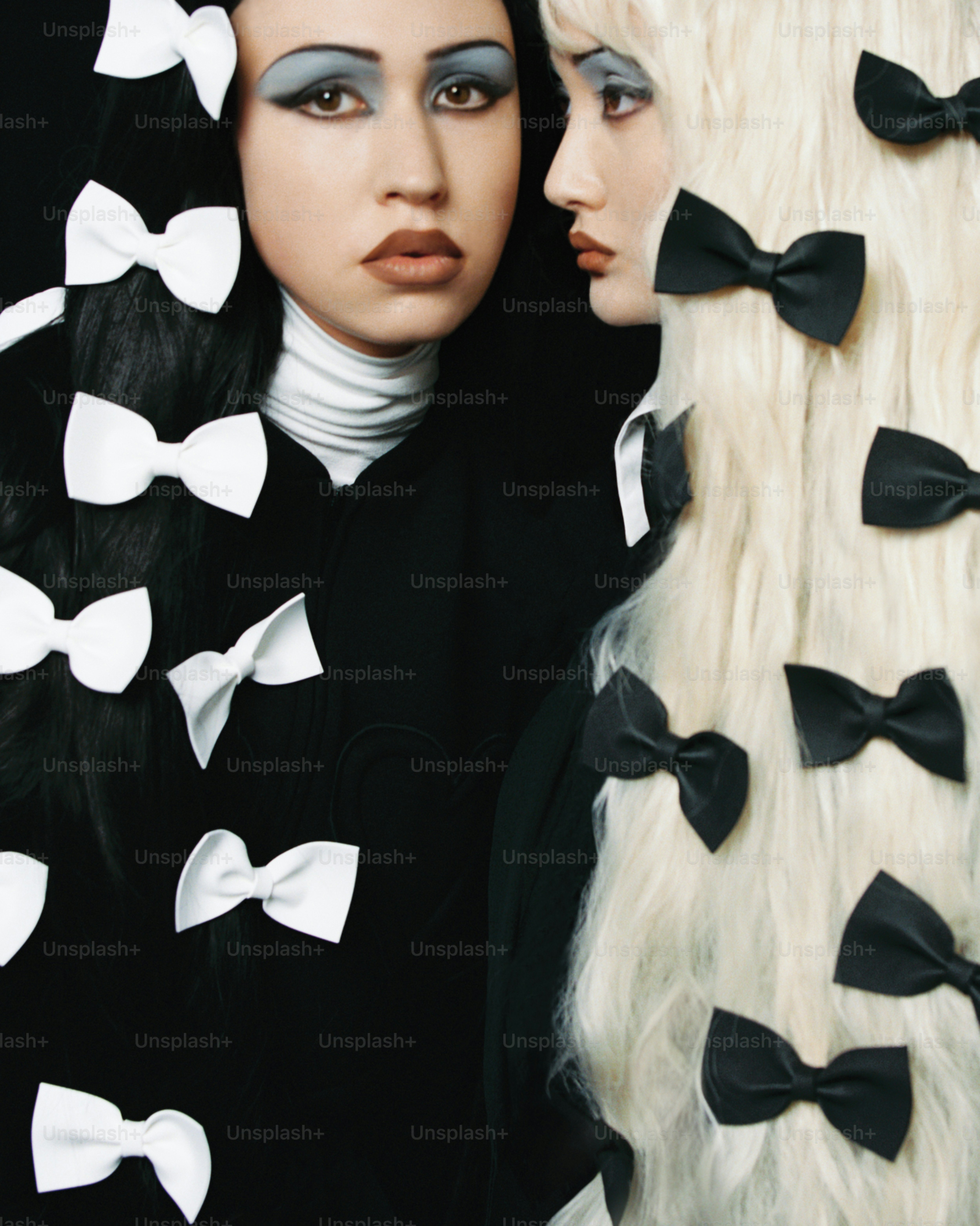 Deux femmes aux cheveux longs ornés de nœuds