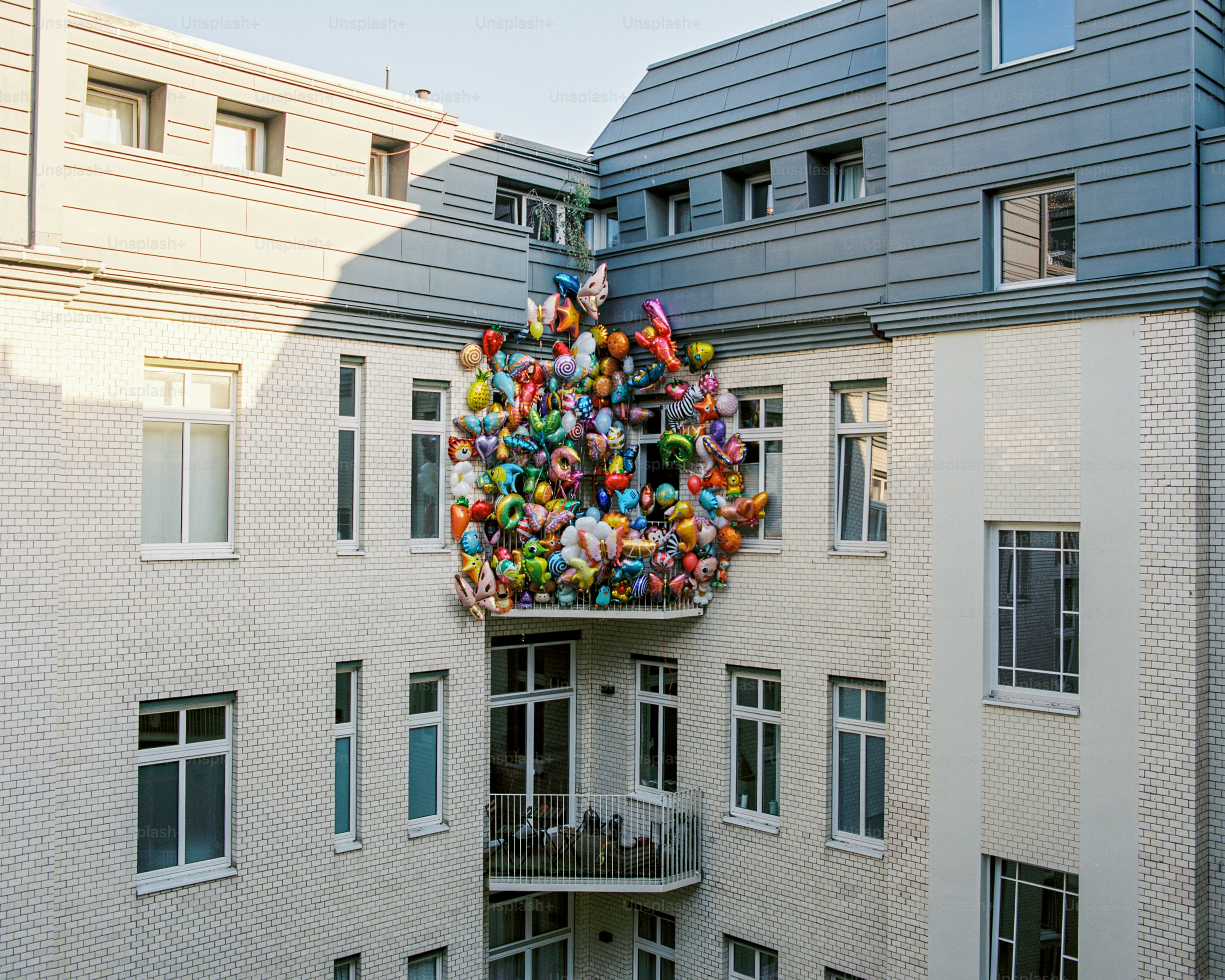 Ein Balkon voller bunter Luftballons