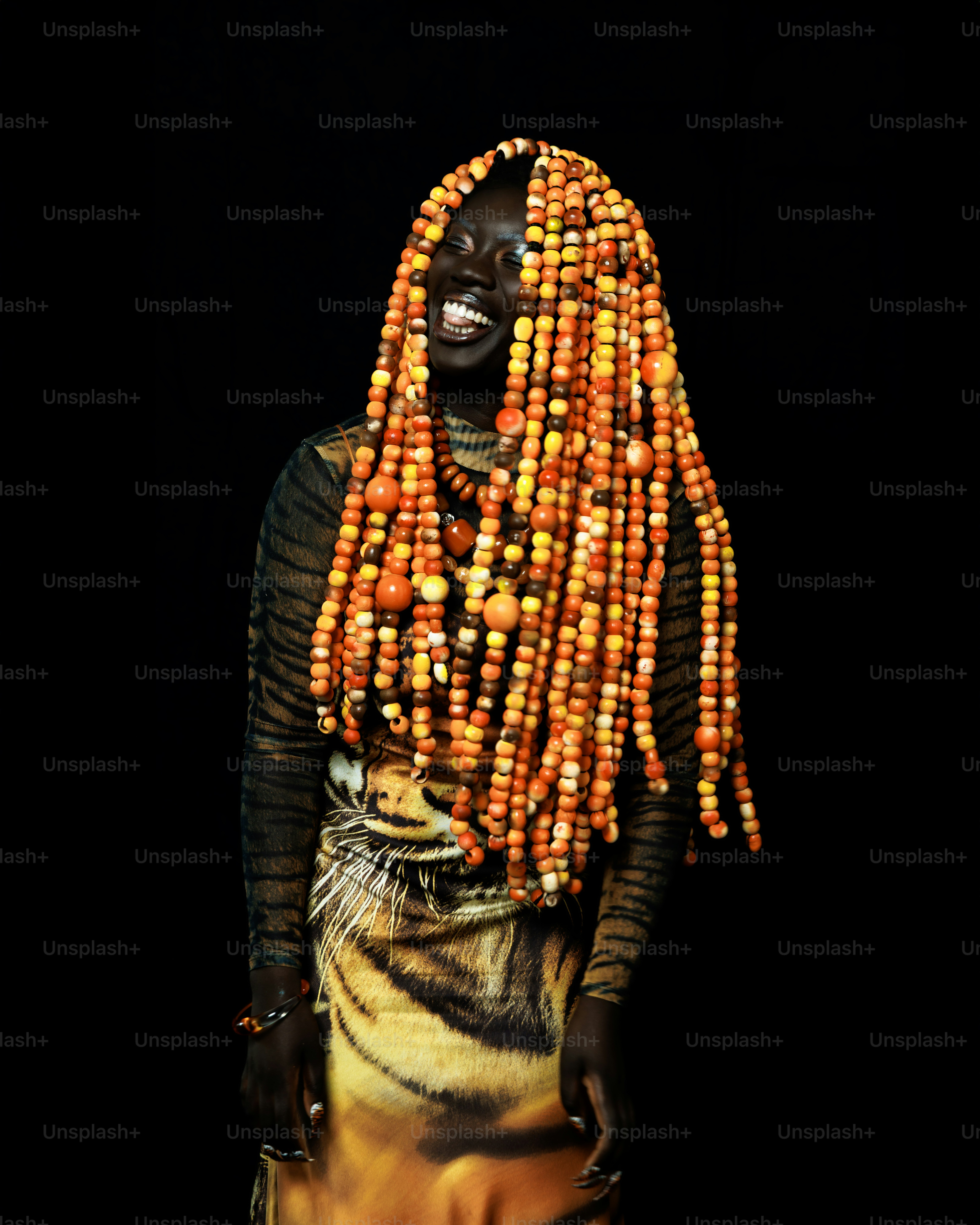 Frau mit perlenbesetztem Haar und Kleid mit Tigerprint